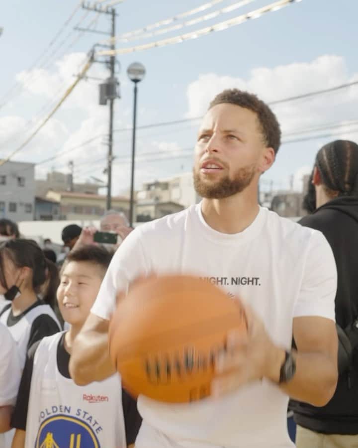 ゴールデンステート・ウォリアーズのインスタグラム：「The work on the court is important. The work off the court changes lives.  Stephen, congratulations on being named the recipient of the Kareem Abdul-Jabbar Social Justice Champion award. Incredibly well deserved.」
