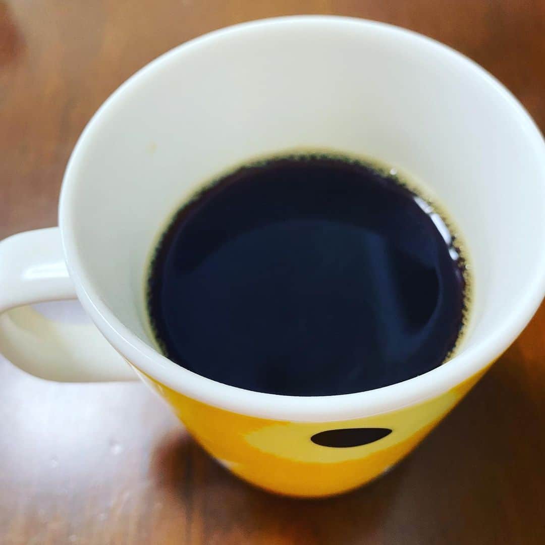 カバのインスタグラム：「コーヒーチャレンジ☕️  おはようございます！ 本日もコーヒーから！ (70日目)  昨日は朝からパン屋さんの買い出しで箕面に行ったので、超人気パン屋サニーサイドに行ってきました！  ここは昔、西川忠志さんにご紹介頂いたお店で西川ファミリーも行くお店とのこと！  種類が豊富で入るだけで楽しいパン屋さん。なかでもカレーパンは、パンというよりカレーを食べてる感じです。たまにあるよね、そういうカレーパン。大好きです！  他の店舗のカレーパンがどうかわかりませんが、機会があれば是非一度食べてみてください！😊  皆さん、今日も良い一日を！  #吉本新喜劇 #カバ #コーヒーチャレンジ #苦手なコーヒーをお茶の感覚で飲めるようになるまでの道のり #コーヒー #カフェ #カフェ巡り #喫茶店巡り #coffee #coffeechallenge #Cafe #MOUNT HAGEN #ARABICA CAFE #instant #カバッチグー #どーゆーそれー #次はどこでコーヒー嗜も？ #皆さん、今日も良い一日を！」