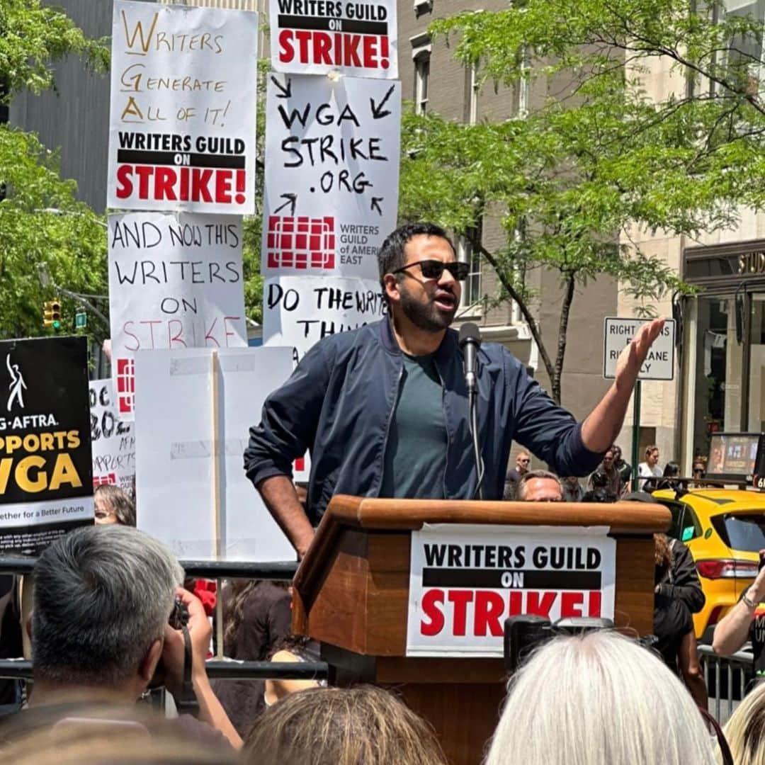 カル・ペンのインスタグラム：「Honored to join in the rally with fellow union members & advocates. To our friends in the big media companies, it’s not good enough to just do the performative stuff, posting videos saying hashtag BLM and here’s a rainbow emoji for Pride Month. It’s not good enough to stream a non-union special about Asian American Pacific Islander Heritage every May. The reasonable contract the union is asking for has serious and disproportionate implications for Black writers, Indigenous writers, and Writers of Color. Mini-rooms tend to lock out new talent, especially writers from our communities who are trying to break into the writers room. That’s why the WGA has offered proposals to ensure writers aren’t stuck at the same staffing level. This is a once in a lifetime decision point for our industry when it comes to addressing institutional barriers to entry & advancement. If you really do support fairness, diversity, equity, and a base of talented professional writers who have made your companies hundreds of billions of dollars – do the right thing, and negotiate a fair contract.  📸: @oneoldog @princegregorous」