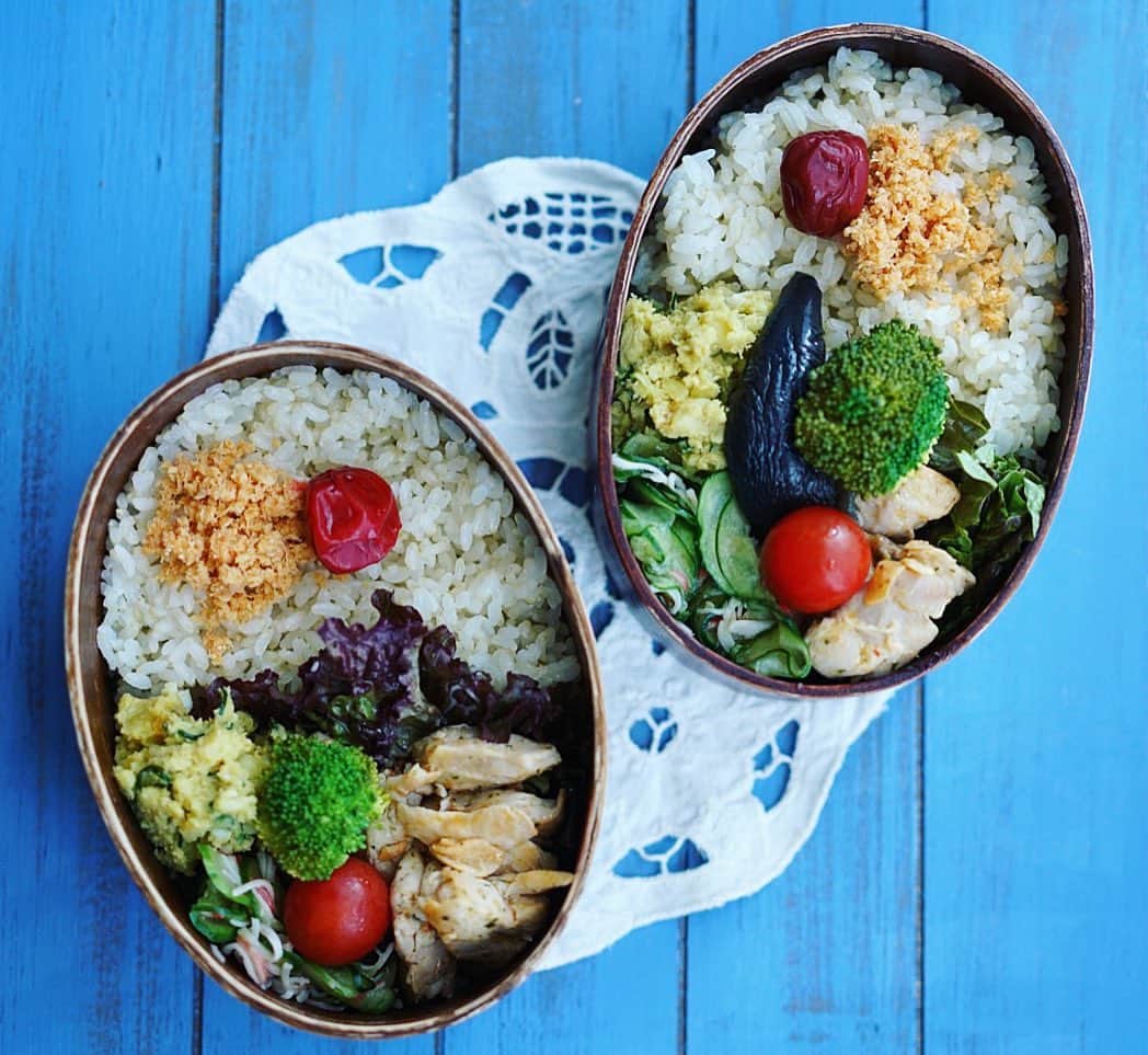 mikiのインスタグラム：「おはようございます。 昨日は久しぶりのお弁当に 『ご飯が多くて食べきらなかったごめん。』 と謝られたので、 今日はご飯の量を少なめにしました。 たとえ 空っぽになってなくても 元気なら良しです。 毎日帰宅後に お弁当箱を渡されるのが 嬉しいのです。  🍱 チキンのガーリックチーズ焼き さつまいもサラダ 酢の物 茄子の煮浸し(長男は茄子苦手なため無し) ブロッコリーとプチトマト」