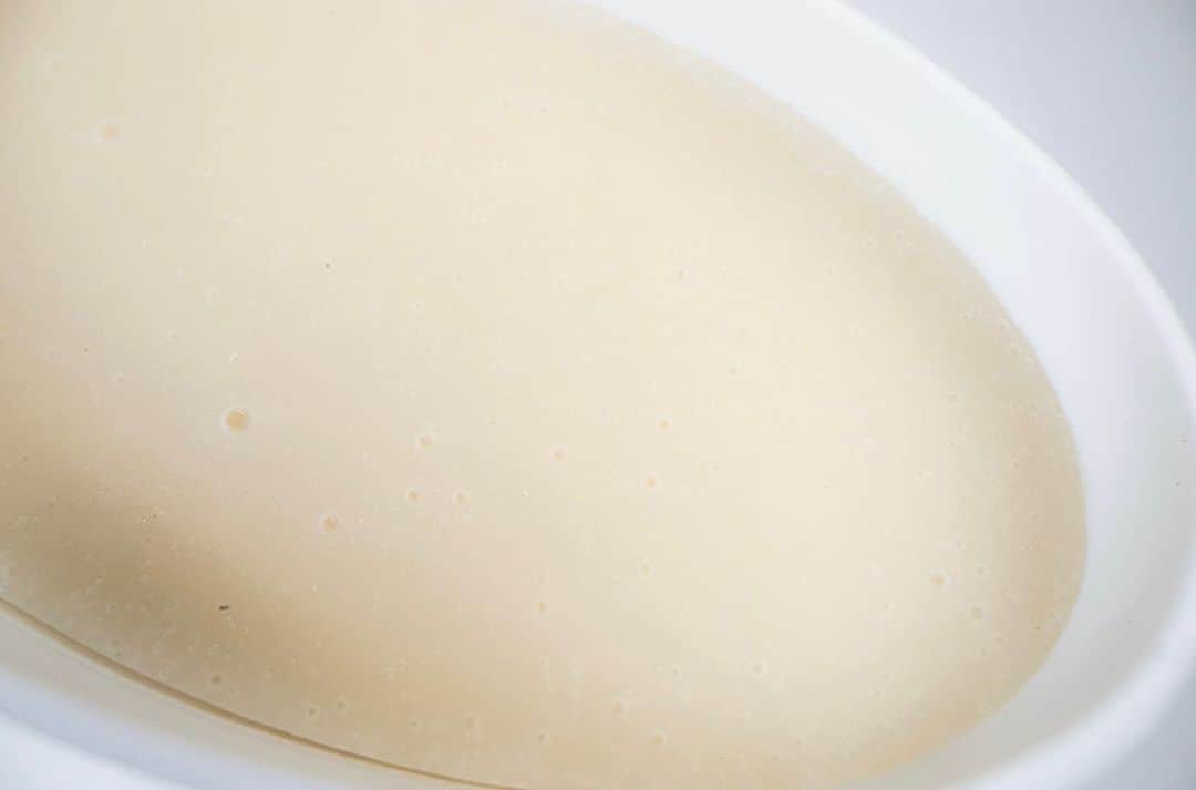 のインスタグラム：「When you switch from an #antiperspirant to a natural deodorant, you’ll purge all the backed up aluminum salt that has clogged your armpit pores. Gross right. From there you’ll try a dozen natural deodorants and find they all stink in various ways. Forego this frustrating madness and order Hapbee Company’s best selling natural deodorant formula.  • 🌱 simply crafted ❌ pit stains 😌coverage all day • #essentialoils #stainfree #armpitdetox #summer」