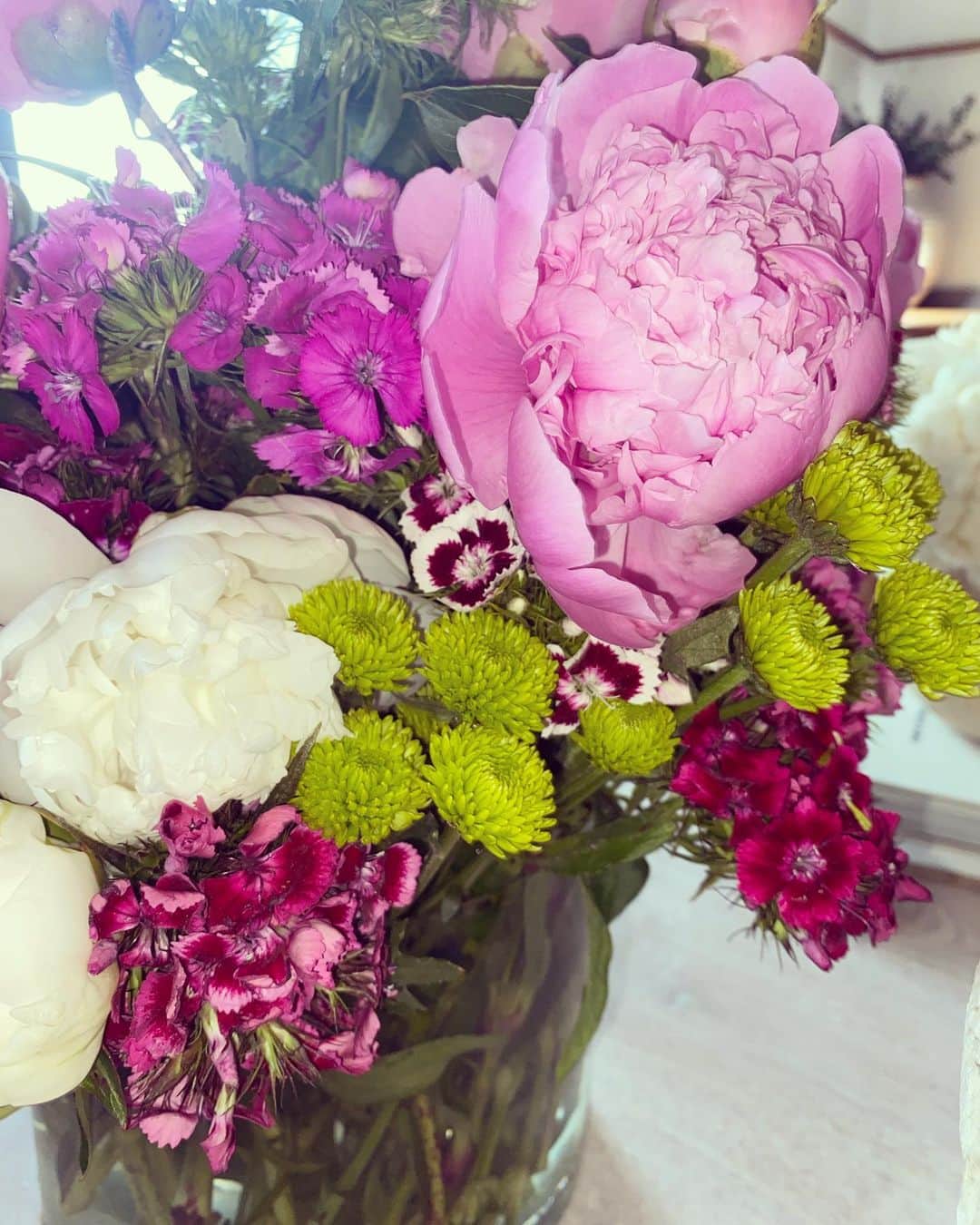 アリー・レイズマンさんのインスタグラム写真 - (アリー・レイズマンInstagram)「Happy place 💐 flower arrangement by me 💕  Love the way they smell too 💜」5月24日 7時23分 - alyraisman