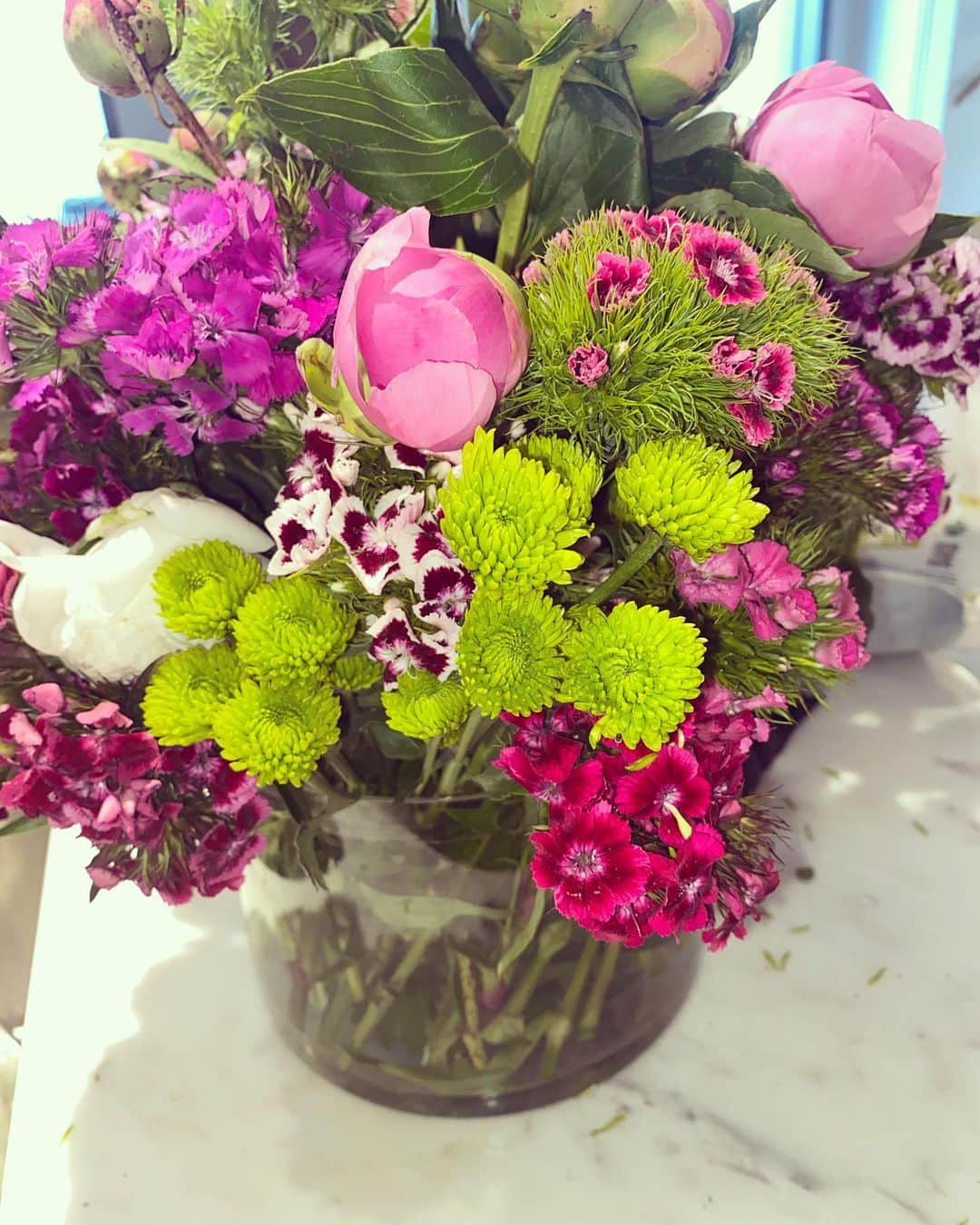アリー・レイズマンのインスタグラム：「Happy place 💐 flower arrangement by me 💕  Love the way they smell too 💜」