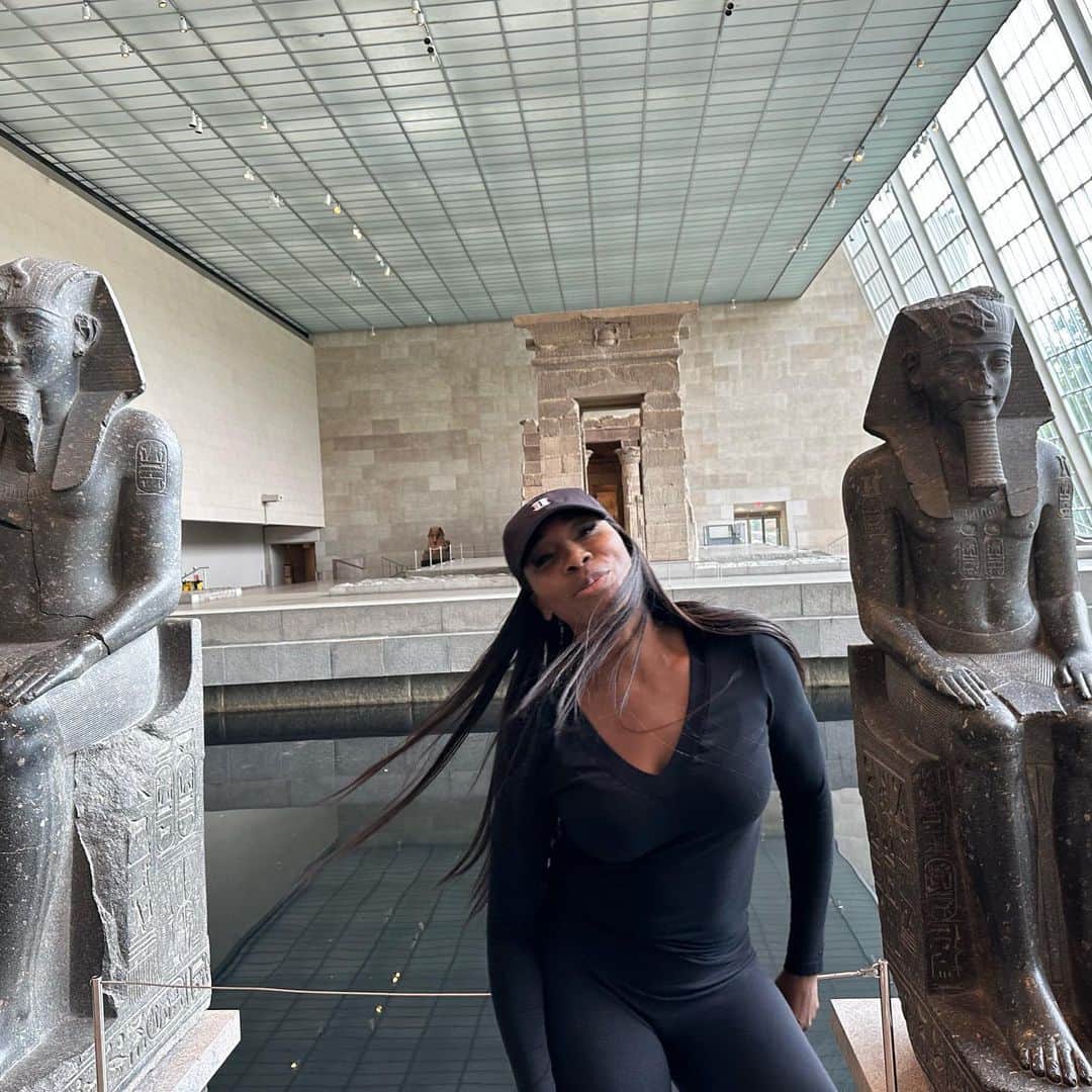 ビーナス・ウィリアムズのインスタグラム：「At the met, but a little late for the gala 🤷🏿‍♀️」