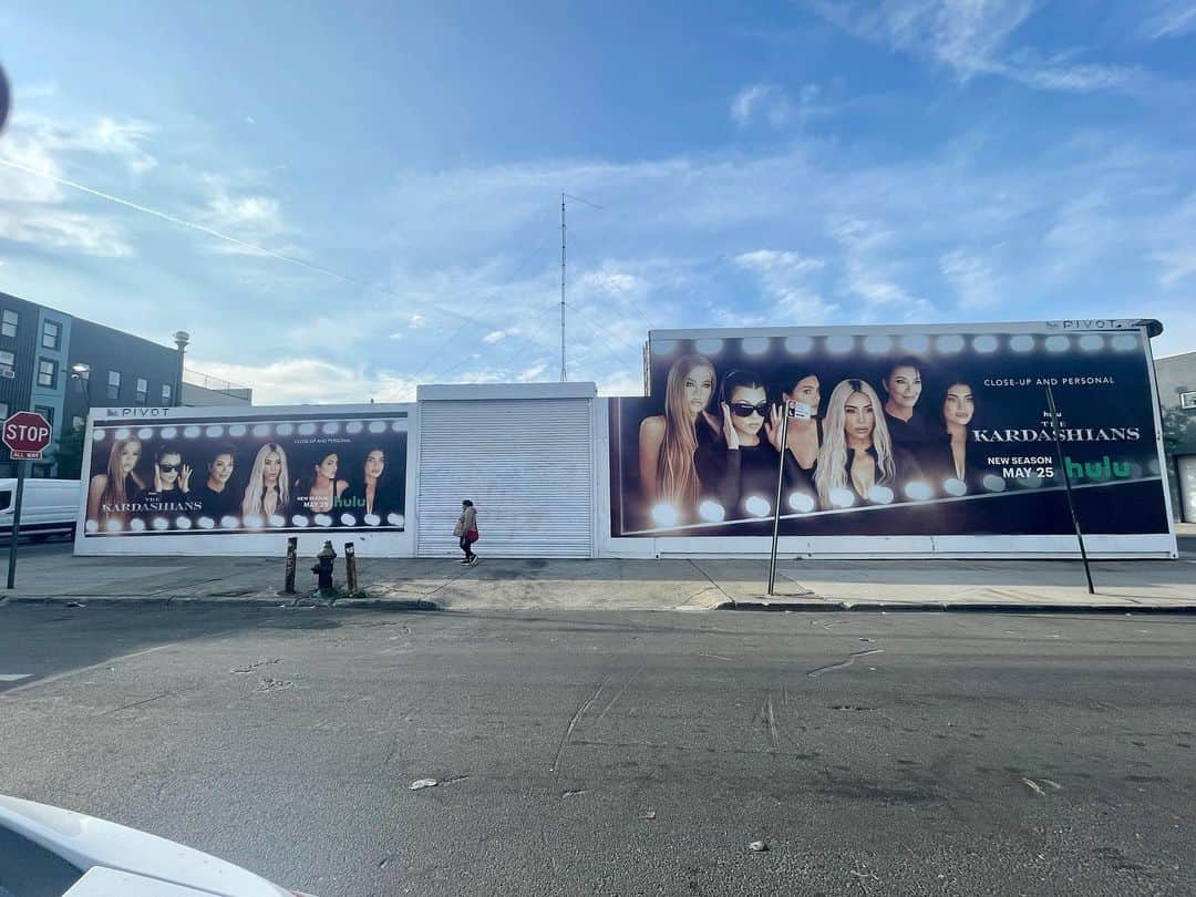 クリス・ジェンナーさんのインスタグラム写真 - (クリス・ジェンナーInstagram)「The Kardashians season three premieres tomorrow night on Hulu!! 9pm pst/midnight EST ♥️ Can’t wait to watch with you guys!! @hulu @kardashianshulu」5月24日 7時30分 - krisjenner