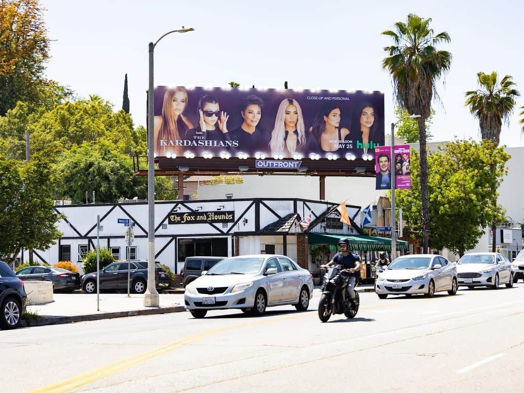 クリス・ジェンナーさんのインスタグラム写真 - (クリス・ジェンナーInstagram)「The Kardashians season three premieres tomorrow night on Hulu!! 9pm pst/midnight EST ♥️ Can’t wait to watch with you guys!! @hulu @kardashianshulu」5月24日 7時30分 - krisjenner