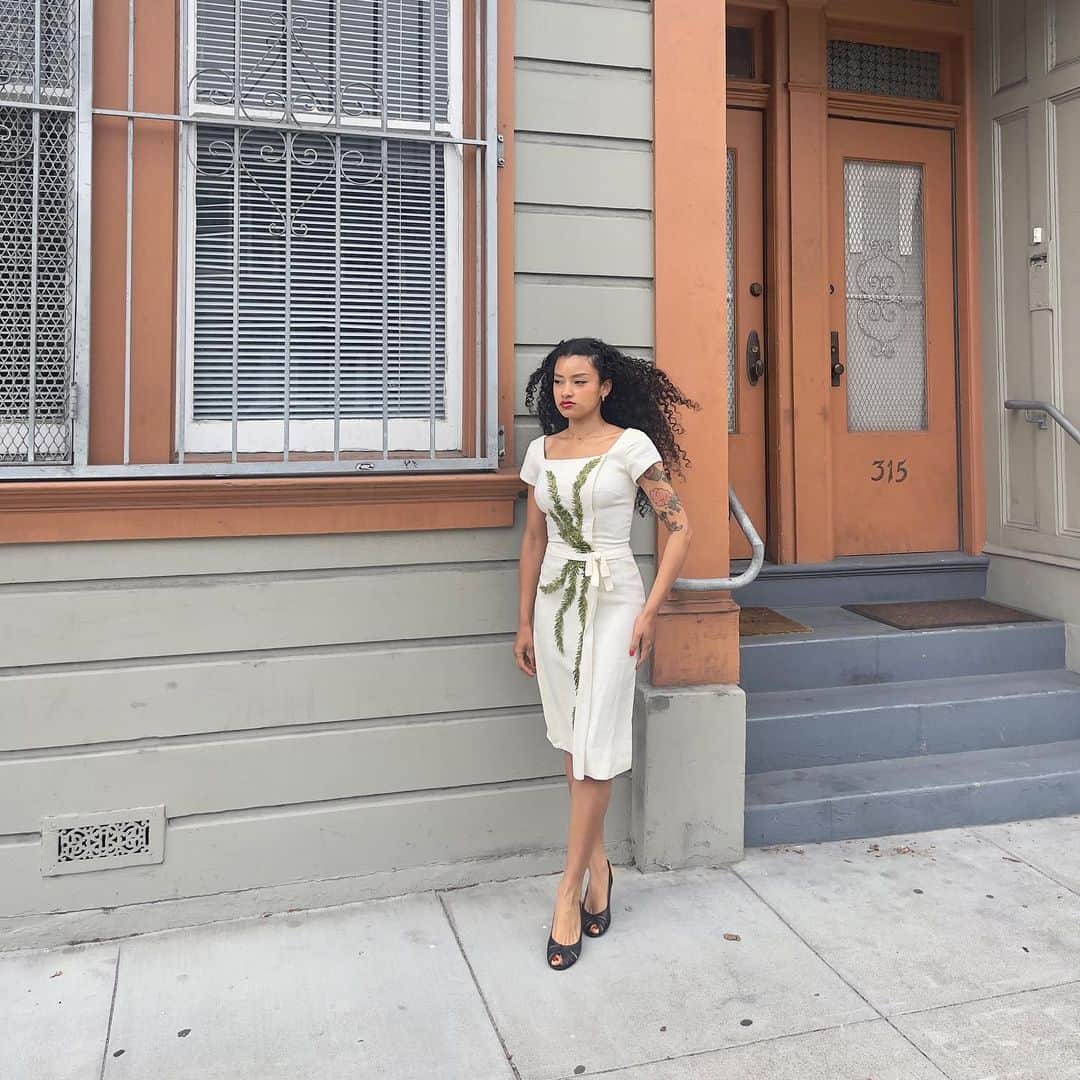 ティファニー・キャデラックのインスタグラム：「Fairies likes to play with my hair 🧚🏾‍♀️✨」