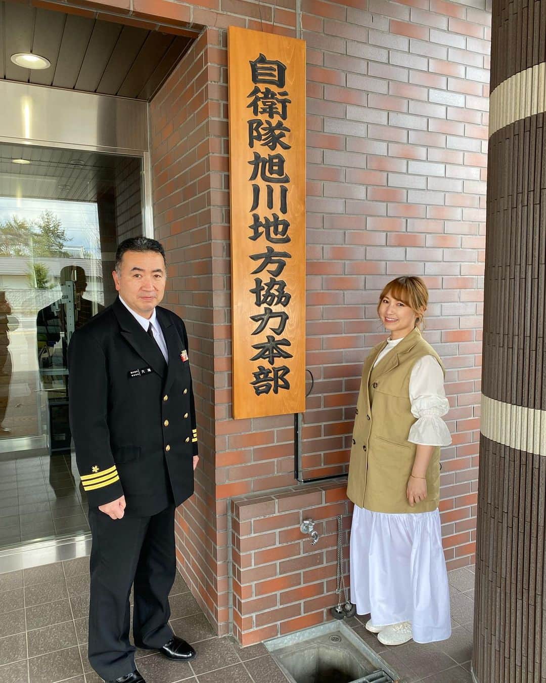 浅井未歩のインスタグラム：「1か月前になりますが、、、  旭川地方協力本部の出陣式にて  今年度の目標達成を祈願した 「だるまの目入れ」に 広報大使として参加させていただきました。  なんと昨年度、旭川地本は 目標達成されたとのこと！ 素晴らしい！👏👏👏  今後も歌を通して広報活動のお手伝いさせていただきます！  そして6月4日 たかすメロディホールにて 北部方面音楽隊の皆様とステージに立たせていただきます！  私はカバー、オリジナル含め3曲歌います。  楽しみです😊✨  最後の3枚は 昨年旭川文化会館にて 航空中央音楽隊の皆さんとご一緒させて頂いたときのもの。  #自衛隊 #陸上自衛隊 #北部方面音楽隊 #自衛隊広報大使 #旭川地本 #旭川地方協力本部広報大使」