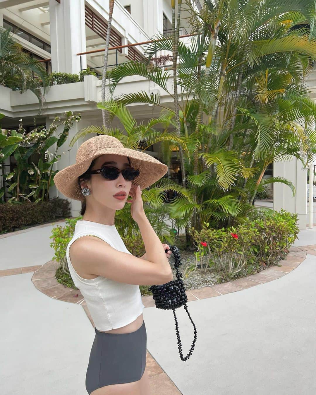 山内一世のインスタグラム：「夏の相棒 @helen_kaminski 👒 持続可能な方法で収穫されたマダガスカル産ラフィアを 職人さんが手作業で編み上げている、40年続く熟練の技。  とてもとても丈夫で柔軟性があるから夏になると必ず 旅先や日常でとても重宝してます🤍 /Provence12  今日5/24-5/30まで阪急うめだ本店でpopupが開催されます✔︎ #helenkaminski#pr #ヘレンカミンスキー」