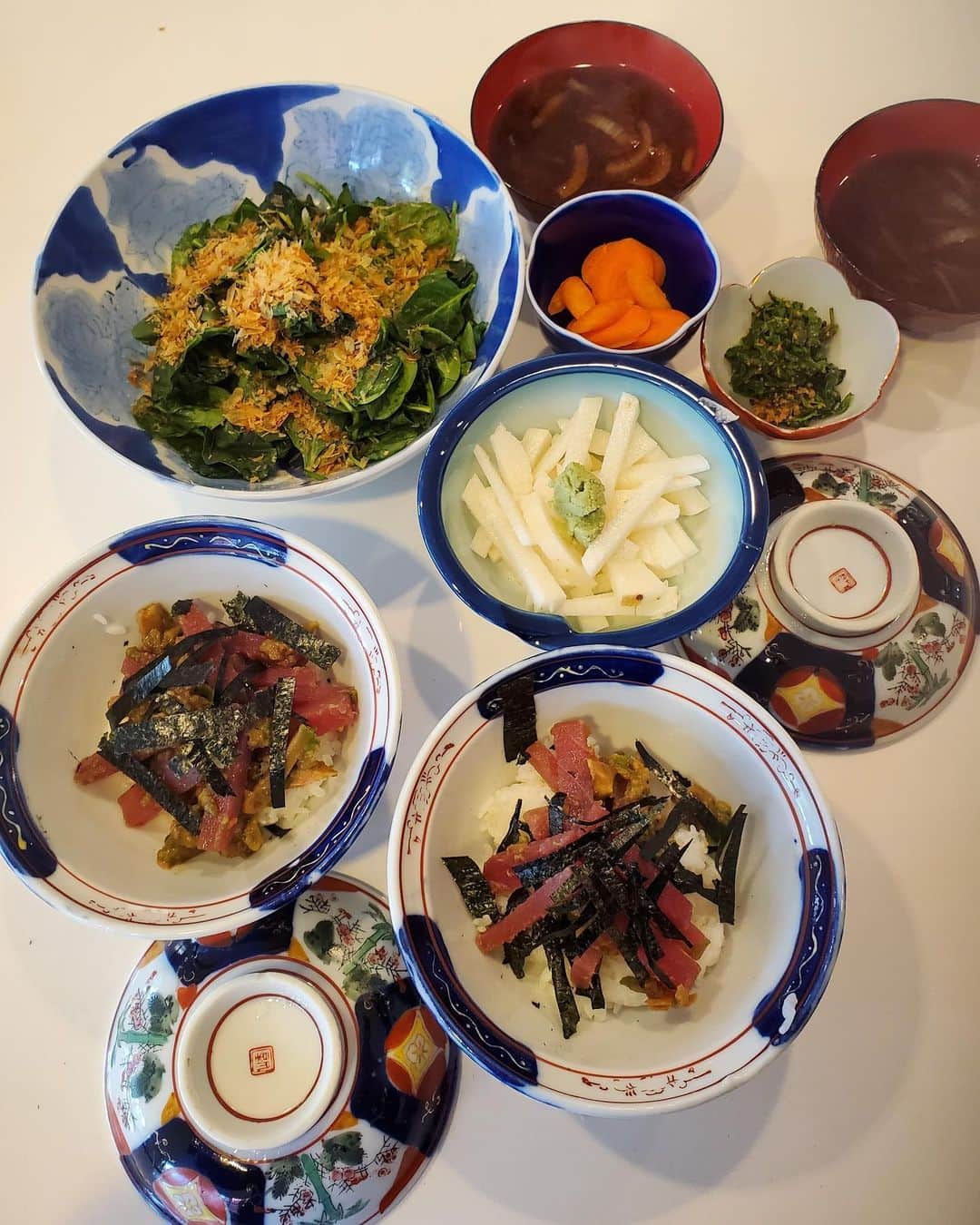 桃井かおりさんのインスタグラム写真 - (桃井かおりInstagram)「鮪漬け丼に山芋の千切りも加え、いっぱいの山葵と海苔で頂く🎵後はこちょこちょお野菜ツマミ。ご飯は握り３巻分。 #かおり飯」5月24日 7時39分 - kaori_momoi