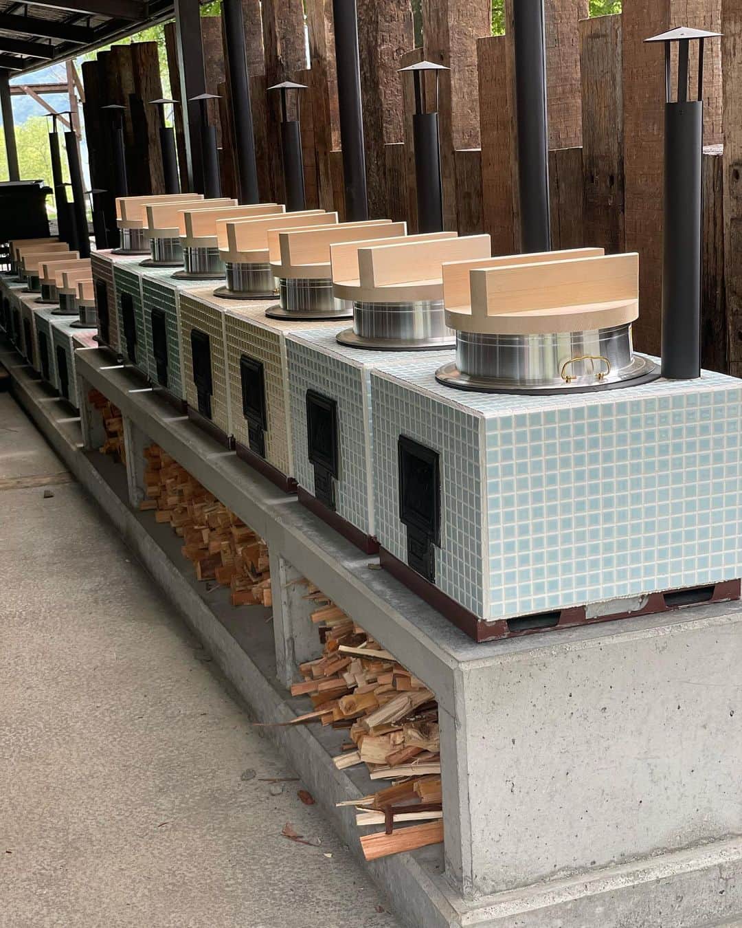 藤沢久美さんのインスタグラム写真 - (藤沢久美Instagram)「コロナ禍で西湖はキャンプ🏕️エリアとしての地位を確立したようで、新たな設備投資がどんどん進んでいます。  ほったて小屋みたいだった食事スペースも改装され、お釜のご飯炊きスペースが設置された模様。  #山梨  #yamanashi」5月24日 7時46分 - kumifujisawa