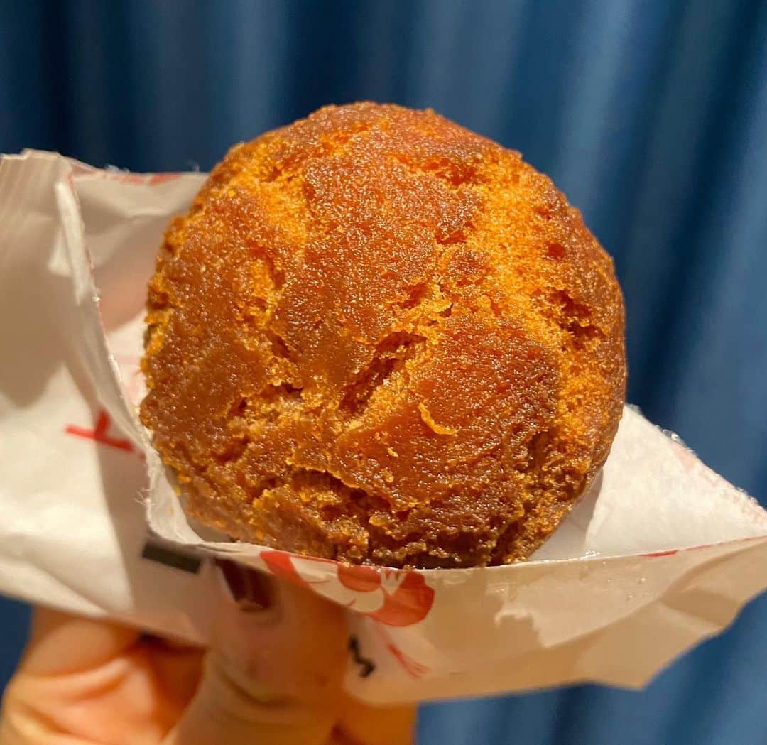 とぎもちさんのインスタグラム写真 - (とぎもちInstagram)「. 【沖縄 🇯🇵 오키나와】  沖縄のファミマ限定 サーターアンダギー😍✨  プレーンと紅芋の2種類。  紅芋の方買って食べたら 美味し過ぎて感動。。  外カリ中ふわめっちゃ美味しかった🫣💓  冗談抜きで これ今まで食べたサーターアンダギーの中でも ベスト3に入るレベル。。  #沖縄ファミマ限定 #沖縄ファミマ #沖縄ファミマサーターアンダギー #サーターアンダギー #国際通り #那覇 #沖縄 #日本 # 沖縄旅行#国際通りグルメ #那覇グルメ #沖縄グルメ #沖縄フード #沖縄料理 #沖縄名物 #페밀리마트 #사타안다기 #나하 #오키나와 #일본 #とぎもち沖縄 #沖縄ファミマ #サーターアンダギー #沖縄コンビニ」5月24日 7時50分 - togistagram
