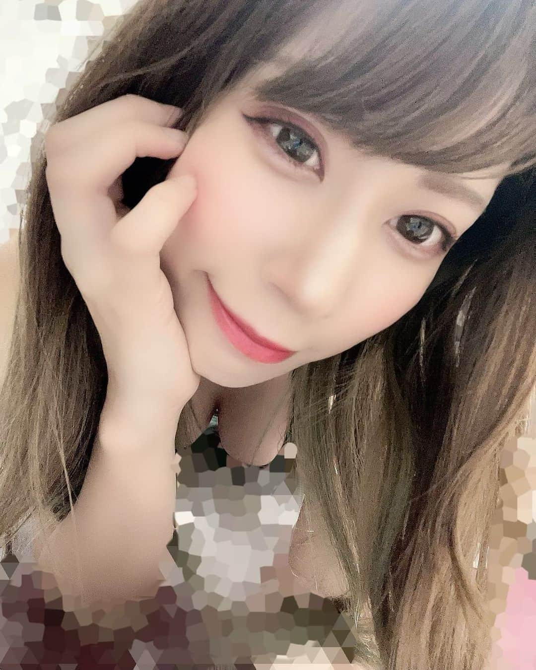 七星ジュリアのインスタグラム：「おはむー♡  彼女が起こしにきたよ  ▷起きる ▷もう一回一緒に寝る ▷抱き寄せる ▷チュウする  どうする？  #七星じゅりあ #朝の光景 #私と一緒に住んだらよく見る光景」