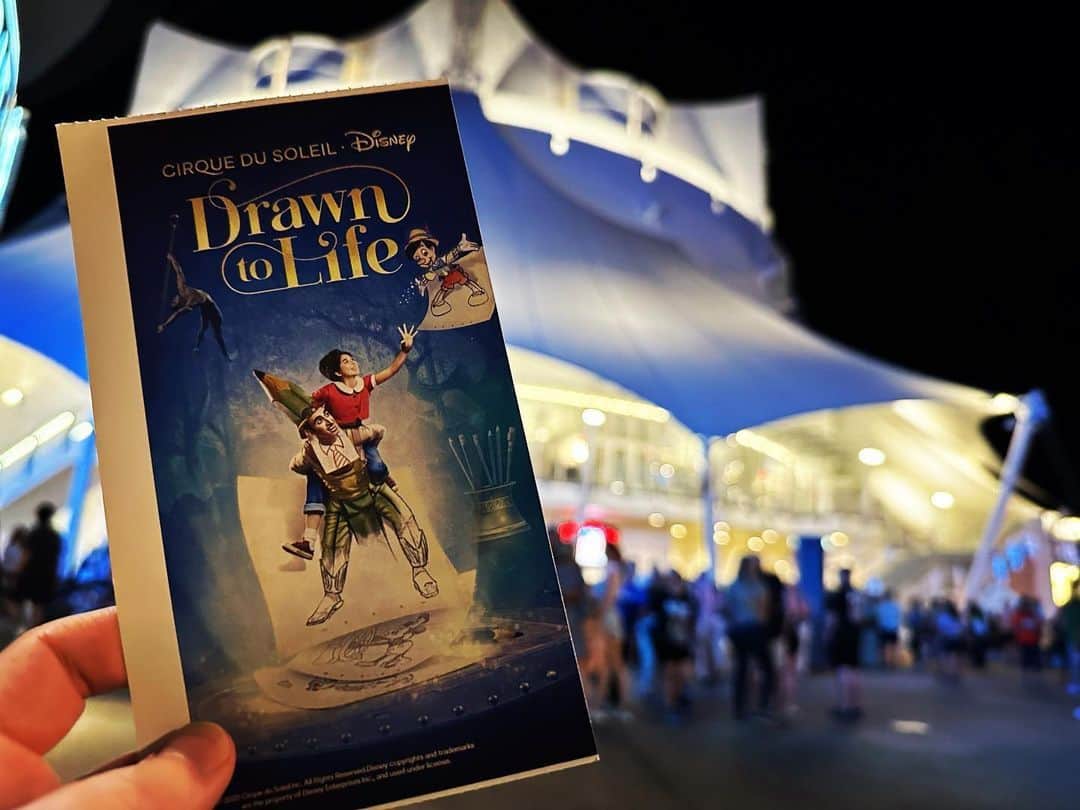 Walt Disney Worldのインスタグラム：「Ending the perfect day at @DisneySprings! ⭐ Tag a friend you want to take to see #DrawntoLife by @cirquedusoleil! (📸: @chadt_nyc)」