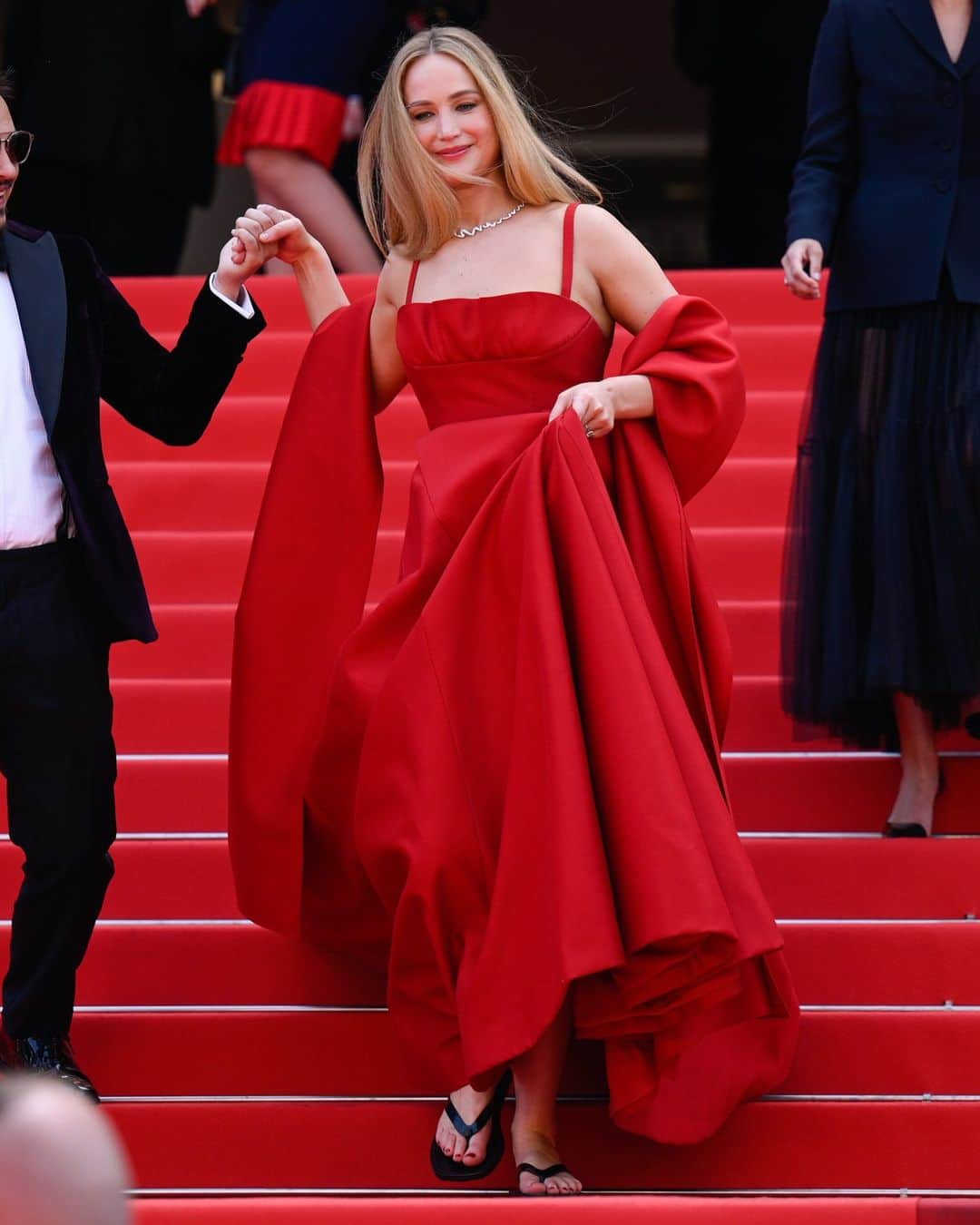 Vogueさんのインスタグラム写真 - (VogueInstagram)「In 2015, a group of women were reportedly turned away from a screening of “Carol” at the #CannesFilmFestival because they were wearing flat shoes, an incident that thrust the festival’s somewhat antiquated dress code into the spotlight. In the years to follow, stars including Julia Roberts and Kristen Stewart have chosen to walk the carpet barefoot as a way to show solidarity with those who had been turned away in the past.   At this year’s festival, Jennifer Lawrence, who looked every inch the Hollywood princess at the premiere of “Bread and Roses” over the weekend, kept with tradition and lifted the hem of her red Dior gown to reveal a pair of flip-flops underneath. At the link in bio, learn more about why female stars are choosing to walk the red carpet in flats, or dispensing their shoes altogether.」5月24日 8時00分 - voguemagazine
