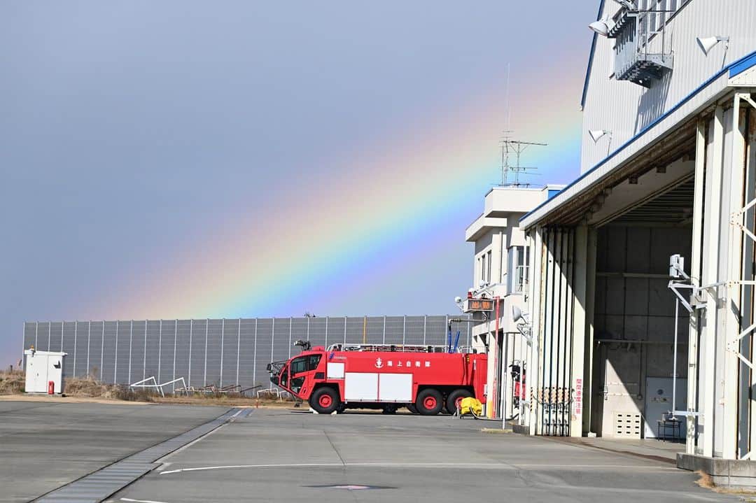 海上自衛隊さんのインスタグラム写真 - (海上自衛隊Instagram)「雨上がりの基地に架かる #虹 🌈 まだ梅雨には早いですが、雨の日が増えてきましたね。 今日は良いお天気になりますように🌤  #雨上がり #海上自衛隊 #航空基地 #晴れたらいいね #Rainbow」5月24日 8時00分 - jmsdf_pr