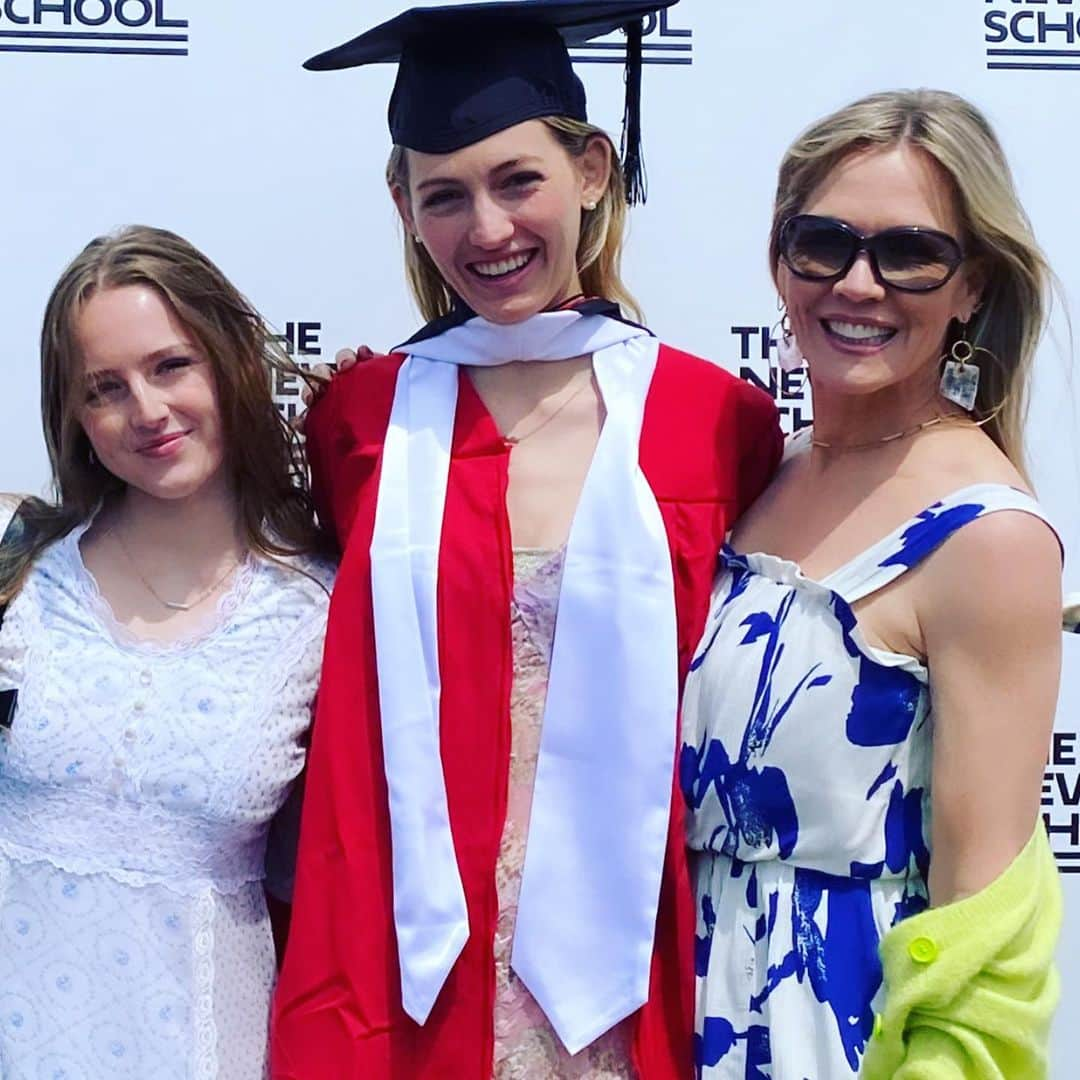 ジェニー・ガースさんのインスタグラム写真 - (ジェニー・ガースInstagram)「So happy for my @lucabellabella as she completes a huge chapter in her life👩‍🎓. So much hard work paid off for this moment. I can’t wait to see what’s next for you my sweet❤️  #proudmom #graduate」5月24日 8時16分 - jenniegarth