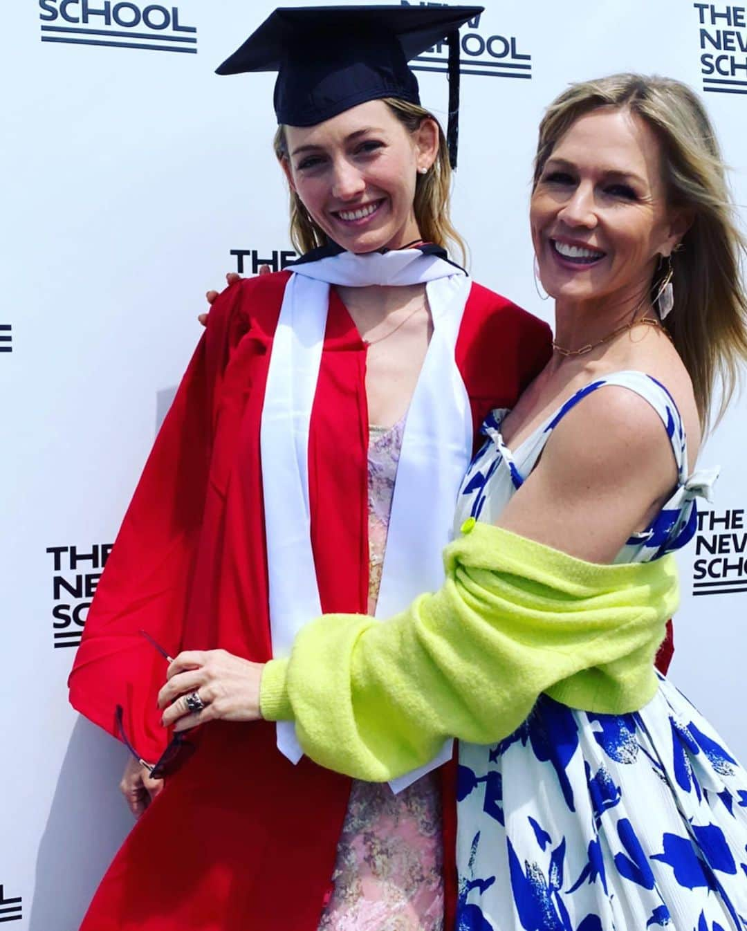 ジェニー・ガースさんのインスタグラム写真 - (ジェニー・ガースInstagram)「So happy for my @lucabellabella as she completes a huge chapter in her life👩‍🎓. So much hard work paid off for this moment. I can’t wait to see what’s next for you my sweet❤️  #proudmom #graduate」5月24日 8時16分 - jenniegarth