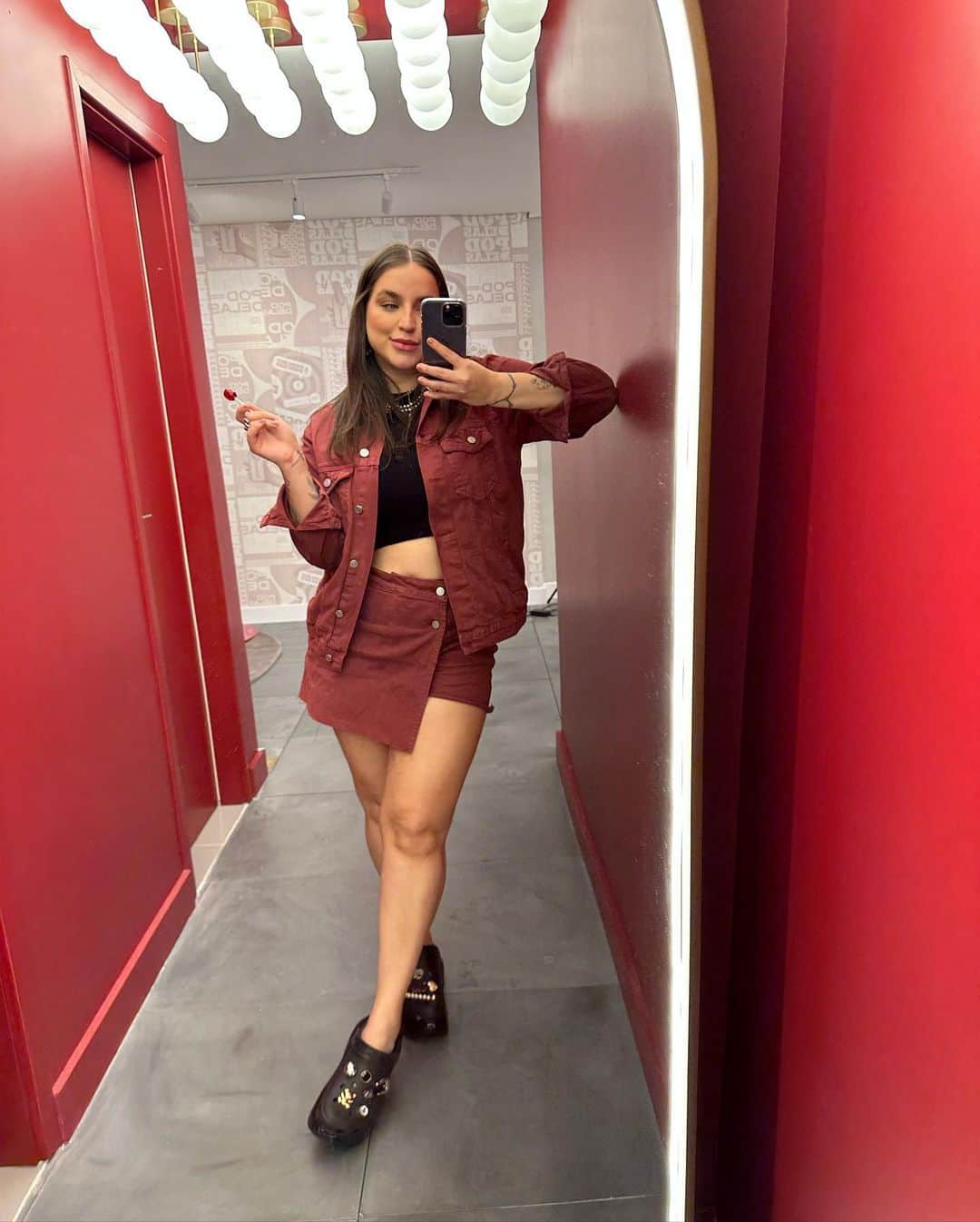 Bruna Unzuetaのインスタグラム：「Ta, esse espelho vai ser oficial pra mostrar meu lookinhos do pod 💁🏻‍♀️🥹」