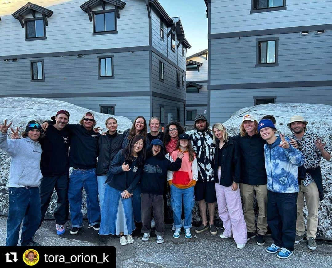 上田ユキエのインスタグラム：「トラ🔥 @tora_orion_k  ・・・ Yesterday was such a rad day! I got to ride & film with the #BURTON team & it was SO fun! . Thank you @burton @burtonsnowboards @waddellchelsea @jamietrayer @jesselynndawson @pat.dodge @deanblottogray & everybody involved! I can’t wait to shred with you guys again today! DOMO ARIGATO‼️🙏🌞 . @annagassersnow  @clemensmillauer  @brockcrouch  @jamietrayer  @juddhenkes  @oliviaa.kelly  @sadieslidez  @lifeafterhours  @kuba.hrones  @yukie_ueda」