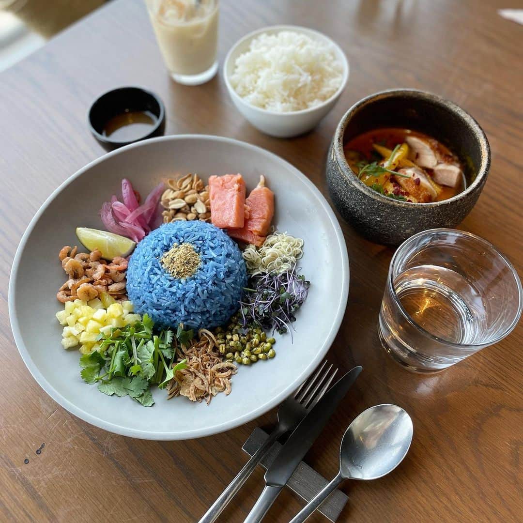 ayakonbubuさんのインスタグラム写真 - (ayakonbubuInstagram)「ちょっと前に @harunya0129  @aiuzura  と行った ガーデンプレイスの最上階 『Longrain』  色鮮やかな青いご飯を使ったヘルシーなライスサラダ「カオヤム」  タイ料理大好き‼️  ただ　私 オーガニック系のご飯があまり好きではなく　 素材の味ってのが物足りなく感じてしまう。  なのでこのランチは　私には物足りなく　スパイスとか付いてきたタレ？をつけまくってた。  かといって　薄味が苦手ではなく　 旅館で食べる　日本料理は大好き💕  サラダ🥗が好きじゃないからかな。  昔よりは食べるようにしてるけど 食べなくていいなら食べない。 果物も　家では何も食べない。  カロリーメイト食べて　満足する時もある。  あまり食に興味ないのは昔から。  美味しいの食べるのは好き❤️でも普段自分から探そうとしない🥹 妹が美味しいお菓子教えてくれる🤣  なければなくていいから　昔は食べなくて痩せてたんだな、  今は子供がお菓子食べるし、 最近　私とこなきんでヌテラにハマりまた太った🐖  人生は一度しかないからなぁ　とこの前思い  食べたことないものにも挑戦と思い  カルディでカレー買ったり スパイス買ったりした。  昨日　鶏肉にスパイスつけて食べたけど 私も含め　みんなに不評😂  いろんなの試していこうと思う😮‍💨  #ランチ#lunch#カフェ#cafe #大人かわいい#大人カジュアル #大人かわいいコーデ #大人可愛い#こんぶコーデ#東京グルメ#グルメ女子#グルメ #恵比寿#カフェ巡り#カフェ部#東京カフェ巡り #東京カフェ#DELI#恵比寿ランチ #恵比寿グルメ」5月24日 8時26分 - ayakonbubu