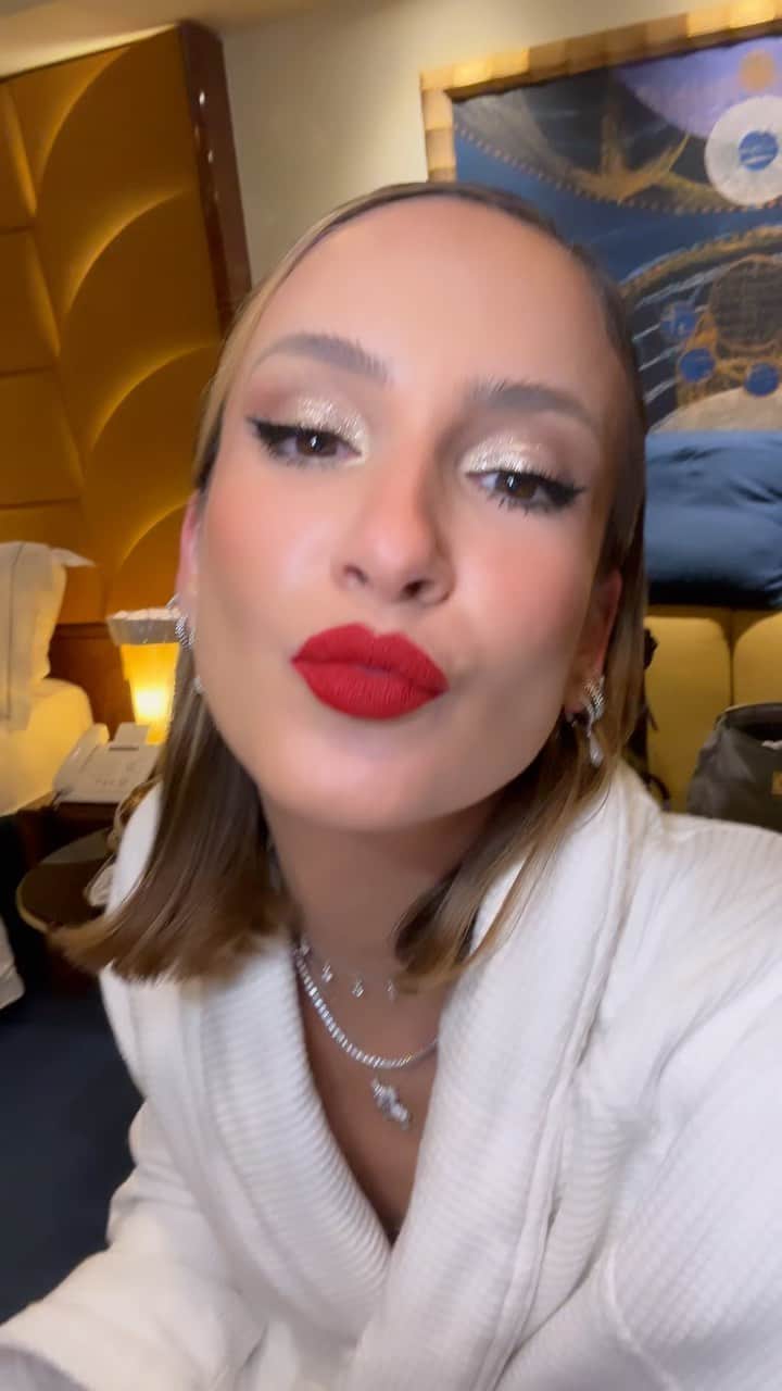 Claudia Leitteのインスタグラム：「O segredo da minha pele antes da maquiagem! 🤩😊💄💋 Ps. Dia 26 tem música nova!  #Especialistas na vida dos outros…」