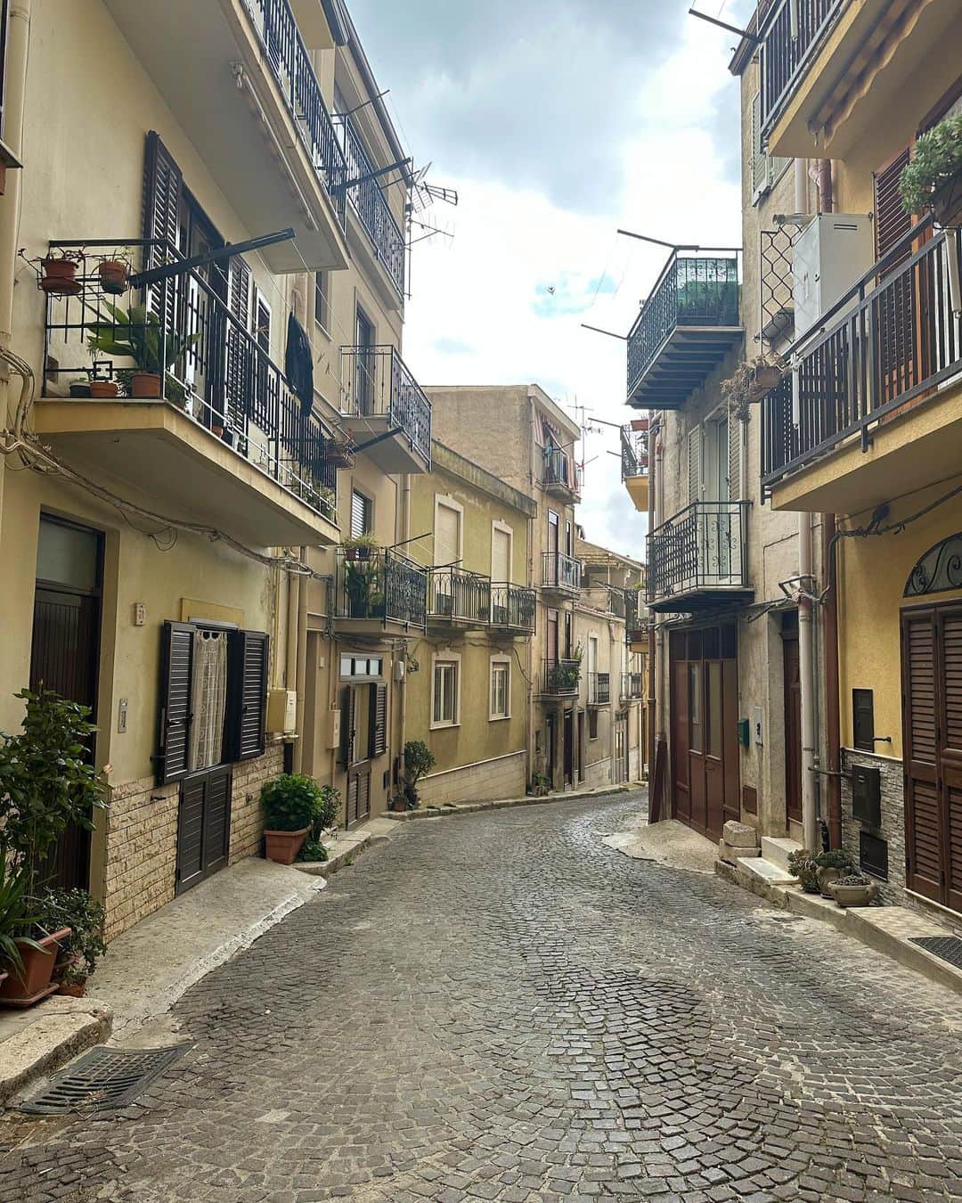 Jessie Jamesさんのインスタグラム写真 - (Jessie JamesInstagram)「I can’t believe we made it here in Corleone ! I remember hearing about our Sicilian roots as a child from relatives but never thought we would actually be here together in person! How special to spend time with family who still live in Sicily and stand in front of the flat where my great great grandmother once lived before being put on a boat to America at 14 to start a better life in Louisiana ✨ Truly unforgettable, and a time I will never forget with my mother @mamakarenparker and grandmother Geegee. 3 generations in the very place it all began🤗💓」5月24日 8時38分 - jessiejamesdecker
