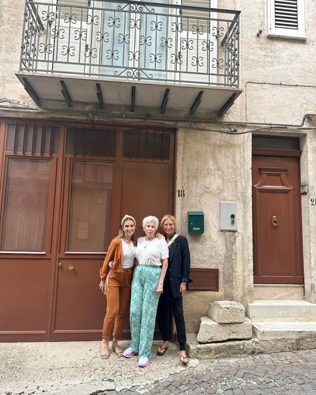 Jessie Jamesさんのインスタグラム写真 - (Jessie JamesInstagram)「I can’t believe we made it here in Corleone ! I remember hearing about our Sicilian roots as a child from relatives but never thought we would actually be here together in person! How special to spend time with family who still live in Sicily and stand in front of the flat where my great great grandmother once lived before being put on a boat to America at 14 to start a better life in Louisiana ✨ Truly unforgettable, and a time I will never forget with my mother @mamakarenparker and grandmother Geegee. 3 generations in the very place it all began🤗💓」5月24日 8時38分 - jessiejamesdecker