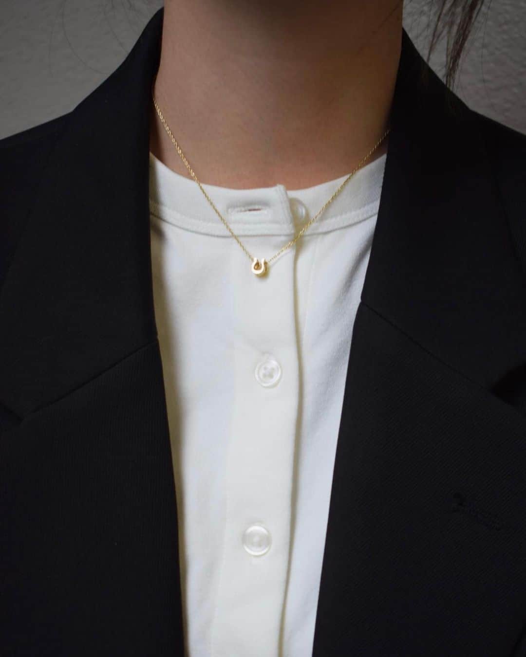 山﨑さおりさんのインスタグラム写真 - (山﨑さおりInstagram)「dmやお問合せ沢山頂いておりました"hizume" 本日12時〜再販売開始です🐎🌱  再販売line up ・hizume necklace ・hizume pierce ・chain motif cuff  /@emun_official   #emun#emunjewelry」5月24日 8時40分 - saori_emunjewelry