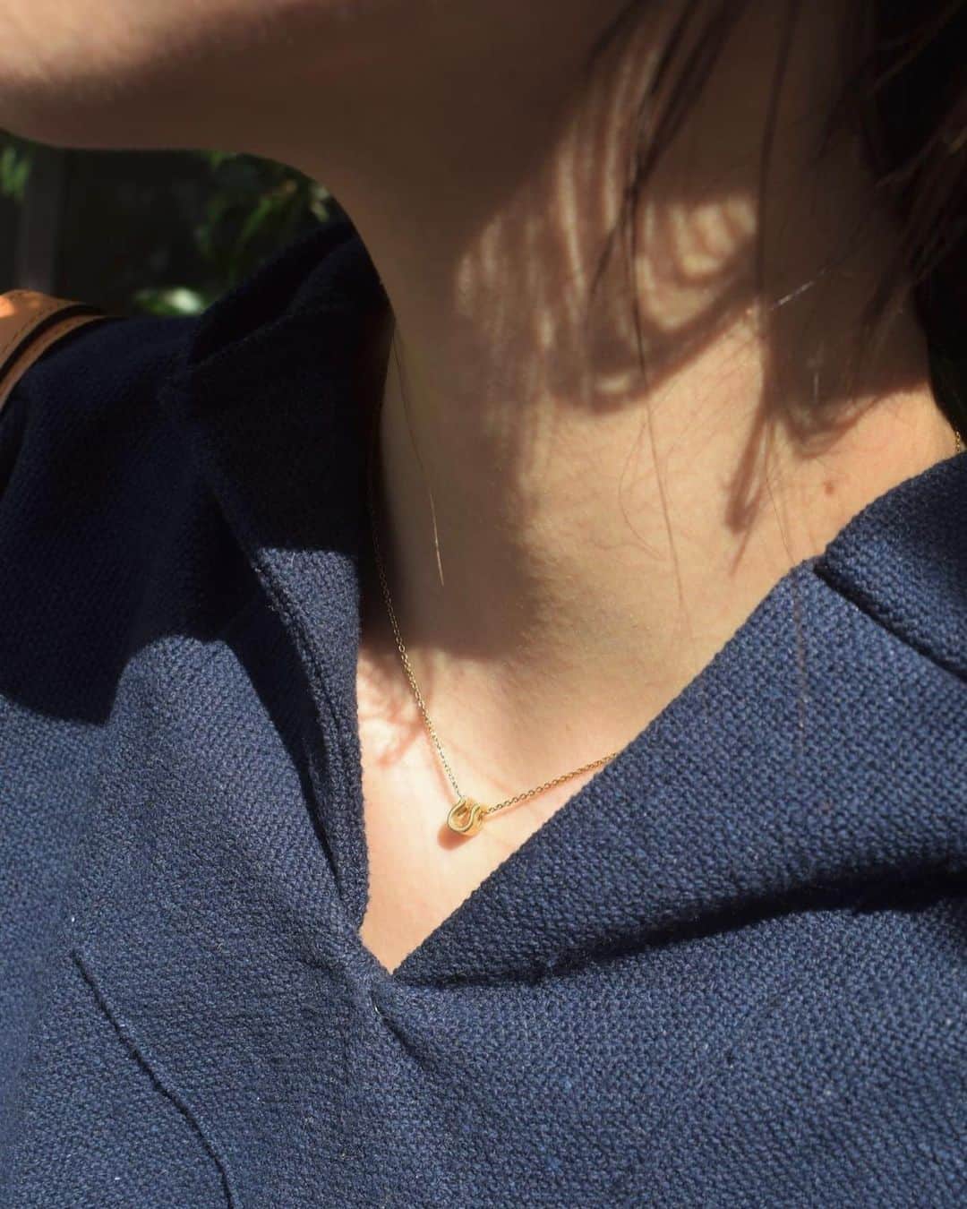 山﨑さおりさんのインスタグラム写真 - (山﨑さおりInstagram)「dmやお問合せ沢山頂いておりました"hizume" 本日12時〜再販売開始です🐎🌱  再販売line up ・hizume necklace ・hizume pierce ・chain motif cuff  /@emun_official   #emun#emunjewelry」5月24日 8時40分 - saori_emunjewelry