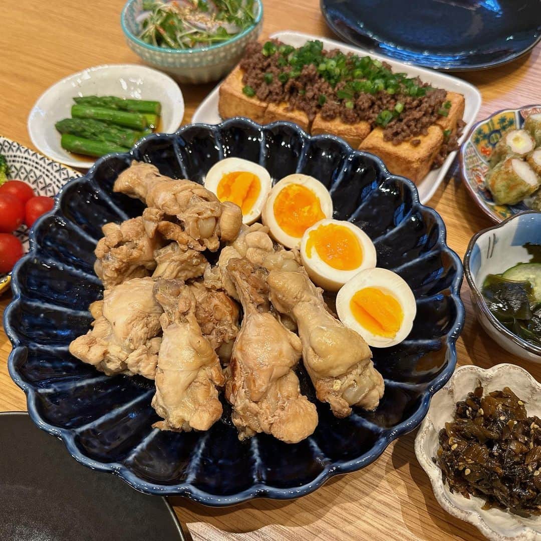 石川梨華のインスタグラム：「チャーミークッキング👩‍🍳  夜ごはん✨茶色多めメニューw  手羽元のさっぱり煮、味玉 ブロッコリー、ミニトマト アスパラのおひたし パクチーサラダ 厚揚げの肉味噌乗せ ちくわの磯辺揚げinチーズ きゅうりとわかめの酢の物 辛子高菜  私はパクチーサラダと共にちょこちょこつまみました😋  子供たちには手羽元の唐揚げ  ごちそうさまでした🩷  #石川梨華 #モーニング娘og #リアル梨華 #二児の母 #年子 #やんちゃボーイズ #チャーミークッキング」