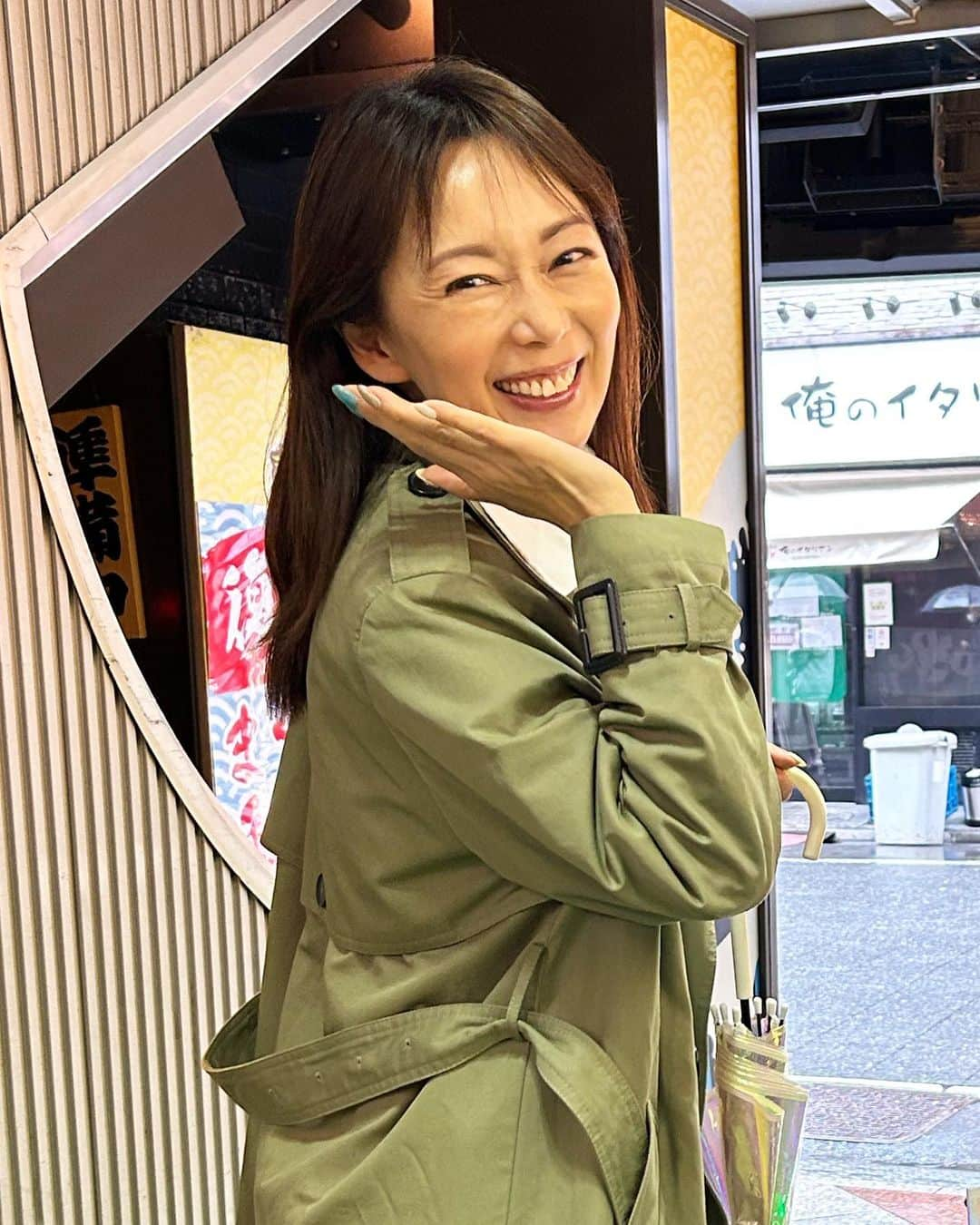 葉月里緒奈さんのインスタグラム写真 - (葉月里緒奈Instagram)「なんとなく毎回お揃コーデになるお友達と雨の中傘もささずにズンズカ歩いて行ってしまうお友達。 この2人といるといつだって顔しわくちゃになる😆 #いつめん#長いお付き合い #b型とab型 #自由人#楽ちんな関係 #rionahazuki」5月24日 8時47分 - riona_hazuki