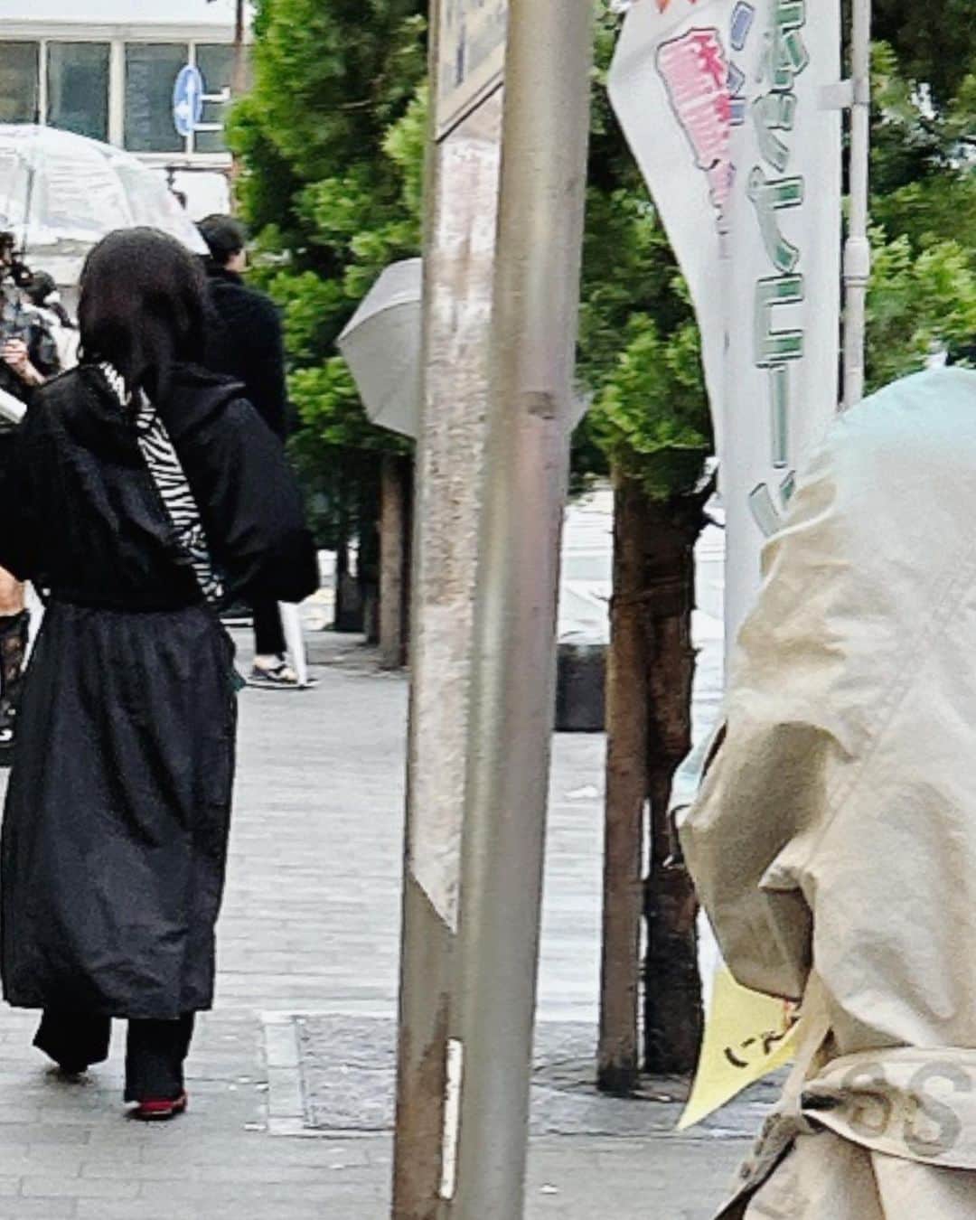 葉月里緒奈さんのインスタグラム写真 - (葉月里緒奈Instagram)「なんとなく毎回お揃コーデになるお友達と雨の中傘もささずにズンズカ歩いて行ってしまうお友達。 この2人といるといつだって顔しわくちゃになる😆 #いつめん#長いお付き合い #b型とab型 #自由人#楽ちんな関係 #rionahazuki」5月24日 8時47分 - riona_hazuki