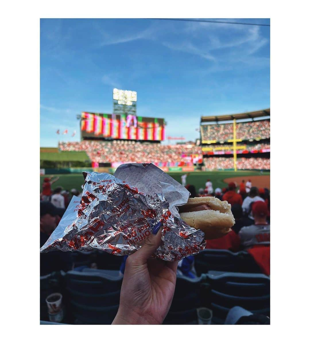 辻井美香さんのインスタグラム写真 - (辻井美香Instagram)「大谷選手を見に、Angel stadiumへ♡ この日は、大谷選手のBobblehead配布日。前からチェックしてました🫰　  人生初のBobbleheadだったので、どこでもらうんだろう？並ぶのかな？とか想像してたけど、普通にスタジアム入るとこに大量に置いてあって、並ぶことなくスムーズにgetできました！  Bobbleheadのために、いつもより1時間早く球場に着いたので試合前に練習してる大谷さんをずっと眺めてました☜笑  いつもの様に、ホットドッグ🌭、ピーナッツ🥜、ビール🍺を頂きながら観戦しました♡  お天気がよかったので、🍺がさらに美味しかったです。  ------------------------------------------------------  It was my first time getting a bobblehead in Studium. Otani's bobblehead is very valuable to me. I have never opened the box.   I can't stop drinking beer when I go to watch a baseball game, especially with nice weather.  😘  ▪️▪️▪️▪️▪️▪️▪️▪️▪️▪️▪️▪️▪️▪️▪️▪️  📍 Angel Stadium of Anaheim  〠2000 E Gene Autry Way, Anaheim, CA 92806  💻 mlb.com  🔹LAX（ロサンゼルス空港）から車で1時間半くらい。 渋滞もあるので予測は不可能ですが...  🔳🔲🔳🔲🔳🔲🔳🔲🔳🔲🔳🔲🔳🔲🔳🔲🔳  その他の投稿はこちらからチェックしてください♡ Los Angelesに住み始めて3年目。カリフォルニアの写真投稿中！ → @tsujii_yoshika   🔳🔲🔳🔲🔳🔲🔳🔲🔳🔲🔳🔲🔳🔲🔳🔲🔳  #AngelStadiumofAnaheim #anaheimcalifornia #angelstadium #野球観戦 #大谷選手 #エンゼルスタジアム #アナハイム #mlb #メジャーリーグ #メジャーリーグ観戦 #ロサンゼルス #losangeles #ロサンゼルス生活 #ロサンゼルス在住 #海外移住 #アメリカ生活  #エンゼルス #エンゼル大谷」5月24日 8時49分 - tsujii_yoshika