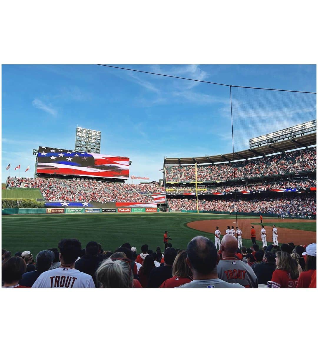 辻井美香さんのインスタグラム写真 - (辻井美香Instagram)「大谷選手を見に、Angel stadiumへ♡ この日は、大谷選手のBobblehead配布日。前からチェックしてました🫰　  人生初のBobbleheadだったので、どこでもらうんだろう？並ぶのかな？とか想像してたけど、普通にスタジアム入るとこに大量に置いてあって、並ぶことなくスムーズにgetできました！  Bobbleheadのために、いつもより1時間早く球場に着いたので試合前に練習してる大谷さんをずっと眺めてました☜笑  いつもの様に、ホットドッグ🌭、ピーナッツ🥜、ビール🍺を頂きながら観戦しました♡  お天気がよかったので、🍺がさらに美味しかったです。  ------------------------------------------------------  It was my first time getting a bobblehead in Studium. Otani's bobblehead is very valuable to me. I have never opened the box.   I can't stop drinking beer when I go to watch a baseball game, especially with nice weather.  😘  ▪️▪️▪️▪️▪️▪️▪️▪️▪️▪️▪️▪️▪️▪️▪️▪️  📍 Angel Stadium of Anaheim  〠2000 E Gene Autry Way, Anaheim, CA 92806  💻 mlb.com  🔹LAX（ロサンゼルス空港）から車で1時間半くらい。 渋滞もあるので予測は不可能ですが...  🔳🔲🔳🔲🔳🔲🔳🔲🔳🔲🔳🔲🔳🔲🔳🔲🔳  その他の投稿はこちらからチェックしてください♡ Los Angelesに住み始めて3年目。カリフォルニアの写真投稿中！ → @tsujii_yoshika   🔳🔲🔳🔲🔳🔲🔳🔲🔳🔲🔳🔲🔳🔲🔳🔲🔳  #AngelStadiumofAnaheim #anaheimcalifornia #angelstadium #野球観戦 #大谷選手 #エンゼルスタジアム #アナハイム #mlb #メジャーリーグ #メジャーリーグ観戦 #ロサンゼルス #losangeles #ロサンゼルス生活 #ロサンゼルス在住 #海外移住 #アメリカ生活  #エンゼルス #エンゼル大谷」5月24日 8時49分 - tsujii_yoshika