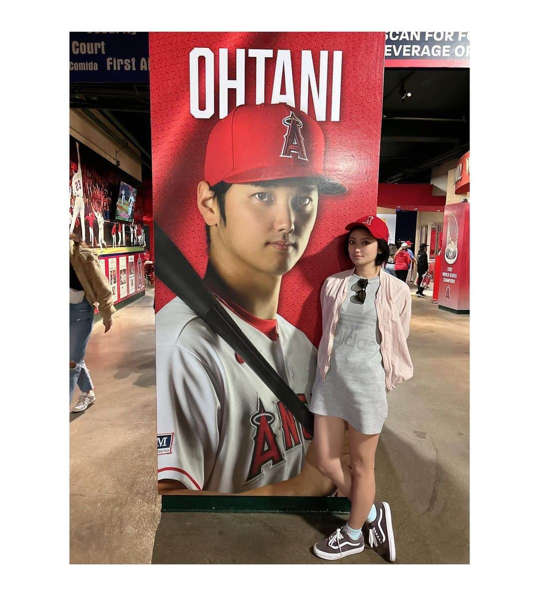 辻井美香さんのインスタグラム写真 - (辻井美香Instagram)「大谷選手を見に、Angel stadiumへ♡ この日は、大谷選手のBobblehead配布日。前からチェックしてました🫰　  人生初のBobbleheadだったので、どこでもらうんだろう？並ぶのかな？とか想像してたけど、普通にスタジアム入るとこに大量に置いてあって、並ぶことなくスムーズにgetできました！  Bobbleheadのために、いつもより1時間早く球場に着いたので試合前に練習してる大谷さんをずっと眺めてました☜笑  いつもの様に、ホットドッグ🌭、ピーナッツ🥜、ビール🍺を頂きながら観戦しました♡  お天気がよかったので、🍺がさらに美味しかったです。  ------------------------------------------------------  It was my first time getting a bobblehead in Studium. Otani's bobblehead is very valuable to me. I have never opened the box.   I can't stop drinking beer when I go to watch a baseball game, especially with nice weather.  😘  ▪️▪️▪️▪️▪️▪️▪️▪️▪️▪️▪️▪️▪️▪️▪️▪️  📍 Angel Stadium of Anaheim  〠2000 E Gene Autry Way, Anaheim, CA 92806  💻 mlb.com  🔹LAX（ロサンゼルス空港）から車で1時間半くらい。 渋滞もあるので予測は不可能ですが...  🔳🔲🔳🔲🔳🔲🔳🔲🔳🔲🔳🔲🔳🔲🔳🔲🔳  その他の投稿はこちらからチェックしてください♡ Los Angelesに住み始めて3年目。カリフォルニアの写真投稿中！ → @tsujii_yoshika   🔳🔲🔳🔲🔳🔲🔳🔲🔳🔲🔳🔲🔳🔲🔳🔲🔳  #AngelStadiumofAnaheim #anaheimcalifornia #angelstadium #野球観戦 #大谷選手 #エンゼルスタジアム #アナハイム #mlb #メジャーリーグ #メジャーリーグ観戦 #ロサンゼルス #losangeles #ロサンゼルス生活 #ロサンゼルス在住 #海外移住 #アメリカ生活  #エンゼルス #エンゼル大谷」5月24日 8時49分 - tsujii_yoshika