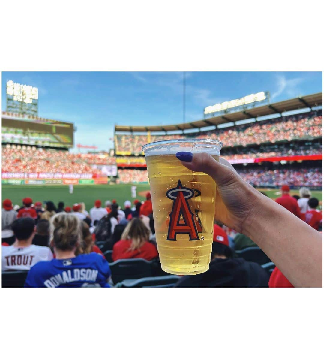 辻井美香さんのインスタグラム写真 - (辻井美香Instagram)「大谷選手を見に、Angel stadiumへ♡ この日は、大谷選手のBobblehead配布日。前からチェックしてました🫰　  人生初のBobbleheadだったので、どこでもらうんだろう？並ぶのかな？とか想像してたけど、普通にスタジアム入るとこに大量に置いてあって、並ぶことなくスムーズにgetできました！  Bobbleheadのために、いつもより1時間早く球場に着いたので試合前に練習してる大谷さんをずっと眺めてました☜笑  いつもの様に、ホットドッグ🌭、ピーナッツ🥜、ビール🍺を頂きながら観戦しました♡  お天気がよかったので、🍺がさらに美味しかったです。  ------------------------------------------------------  It was my first time getting a bobblehead in Studium. Otani's bobblehead is very valuable to me. I have never opened the box.   I can't stop drinking beer when I go to watch a baseball game, especially with nice weather.  😘  ▪️▪️▪️▪️▪️▪️▪️▪️▪️▪️▪️▪️▪️▪️▪️▪️  📍 Angel Stadium of Anaheim  〠2000 E Gene Autry Way, Anaheim, CA 92806  💻 mlb.com  🔹LAX（ロサンゼルス空港）から車で1時間半くらい。 渋滞もあるので予測は不可能ですが...  🔳🔲🔳🔲🔳🔲🔳🔲🔳🔲🔳🔲🔳🔲🔳🔲🔳  その他の投稿はこちらからチェックしてください♡ Los Angelesに住み始めて3年目。カリフォルニアの写真投稿中！ → @tsujii_yoshika   🔳🔲🔳🔲🔳🔲🔳🔲🔳🔲🔳🔲🔳🔲🔳🔲🔳  #AngelStadiumofAnaheim #anaheimcalifornia #angelstadium #野球観戦 #大谷選手 #エンゼルスタジアム #アナハイム #mlb #メジャーリーグ #メジャーリーグ観戦 #ロサンゼルス #losangeles #ロサンゼルス生活 #ロサンゼルス在住 #海外移住 #アメリカ生活  #エンゼルス #エンゼル大谷」5月24日 8時49分 - tsujii_yoshika