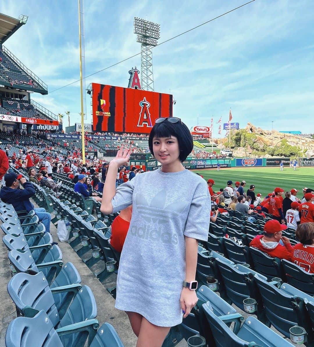 辻井美香のインスタグラム：「大谷選手を見に、Angel stadiumへ♡ この日は、大谷選手のBobblehead配布日。前からチェックしてました🫰　  人生初のBobbleheadだったので、どこでもらうんだろう？並ぶのかな？とか想像してたけど、普通にスタジアム入るとこに大量に置いてあって、並ぶことなくスムーズにgetできました！  Bobbleheadのために、いつもより1時間早く球場に着いたので試合前に練習してる大谷さんをずっと眺めてました☜笑  いつもの様に、ホットドッグ🌭、ピーナッツ🥜、ビール🍺を頂きながら観戦しました♡  お天気がよかったので、🍺がさらに美味しかったです。  ------------------------------------------------------  It was my first time getting a bobblehead in Studium. Otani's bobblehead is very valuable to me. I have never opened the box.   I can't stop drinking beer when I go to watch a baseball game, especially with nice weather.  😘  ▪️▪️▪️▪️▪️▪️▪️▪️▪️▪️▪️▪️▪️▪️▪️▪️  📍 Angel Stadium of Anaheim  〠2000 E Gene Autry Way, Anaheim, CA 92806  💻 mlb.com  🔹LAX（ロサンゼルス空港）から車で1時間半くらい。 渋滞もあるので予測は不可能ですが...  🔳🔲🔳🔲🔳🔲🔳🔲🔳🔲🔳🔲🔳🔲🔳🔲🔳  その他の投稿はこちらからチェックしてください♡ Los Angelesに住み始めて3年目。カリフォルニアの写真投稿中！ → @tsujii_yoshika   🔳🔲🔳🔲🔳🔲🔳🔲🔳🔲🔳🔲🔳🔲🔳🔲🔳  #AngelStadiumofAnaheim #anaheimcalifornia #angelstadium #野球観戦 #大谷選手 #エンゼルスタジアム #アナハイム #mlb #メジャーリーグ #メジャーリーグ観戦 #ロサンゼルス #losangeles #ロサンゼルス生活 #ロサンゼルス在住 #海外移住 #アメリカ生活  #エンゼルス #エンゼル大谷」