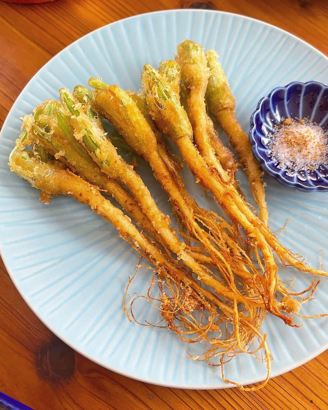 吉野千穂さんのインスタグラム写真 - (吉野千穂Instagram)「千穂飯🌿『根っこの唐揚げ』  エダジュンさんのインスタで気になっていた パクチーの根っこの唐揚げ🔥 こないだ友達来たときに作ってみた！ 刻んでカレーに入れたりはしてたけど そのまま食べるのは初！！  うまっ😍でした！ 根だからごぼうみたいな感覚で食べれて おつまみにもってこい🍺  きれいに洗った根っこをポリ袋に入れて しょうゆ、五香粉を加えて下味をつけて 片栗粉を多めにまぶして揚げました🔥  #パクチー#パクチーの根っこ#唐揚げレシピ#パクチーレシピ#五香粉 #千穂飯#おうちごはん#おうち居酒屋#おつまみ#おつまみレシピ#家飲み#家飲みおつまみ#千穂飯おつまみ#管理栄養士#フードスタイリスト」5月24日 8時59分 - chiho_yoshino