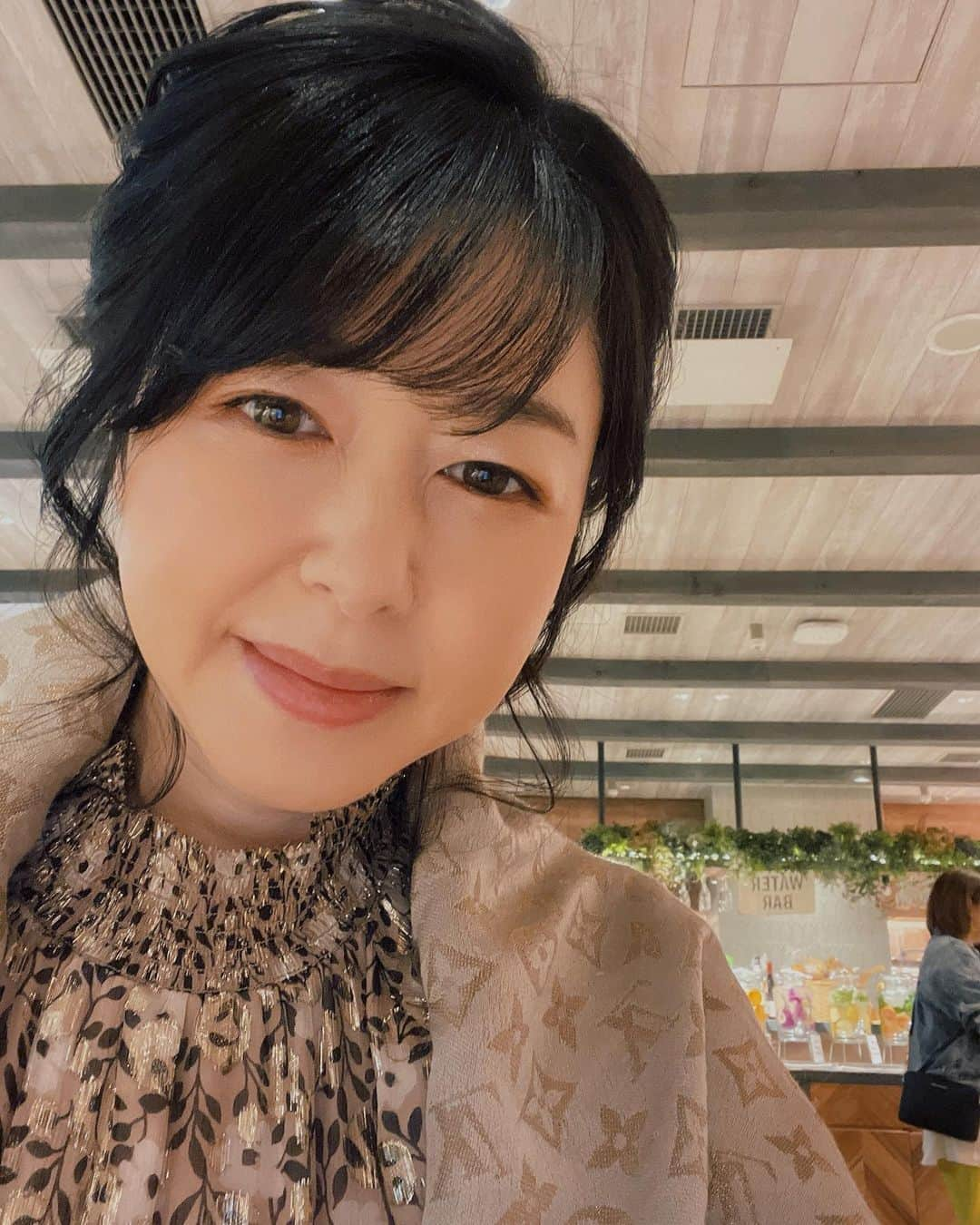 堀内敬子さんのインスタグラム写真 - (堀内敬子Instagram)「授賞式へ。  三谷幸喜さんが、鎌倉殿にて、向田邦子賞を受賞されまして。  お祝いの授賞式へ！  あれ？聞いた事のある声が。  サラリーマンネオでお世話になった。 中田有紀さんが司会をされてました✨  ご挨拶しきれないくらい、沢山の方々。 お会いできて嬉しかったです。  おめでとうございました㊗️  #鎌倉殿 #向田邦子賞 #おめでとうございます㊗️  #中田有紀」5月24日 8時57分 - horiuchi_keiko