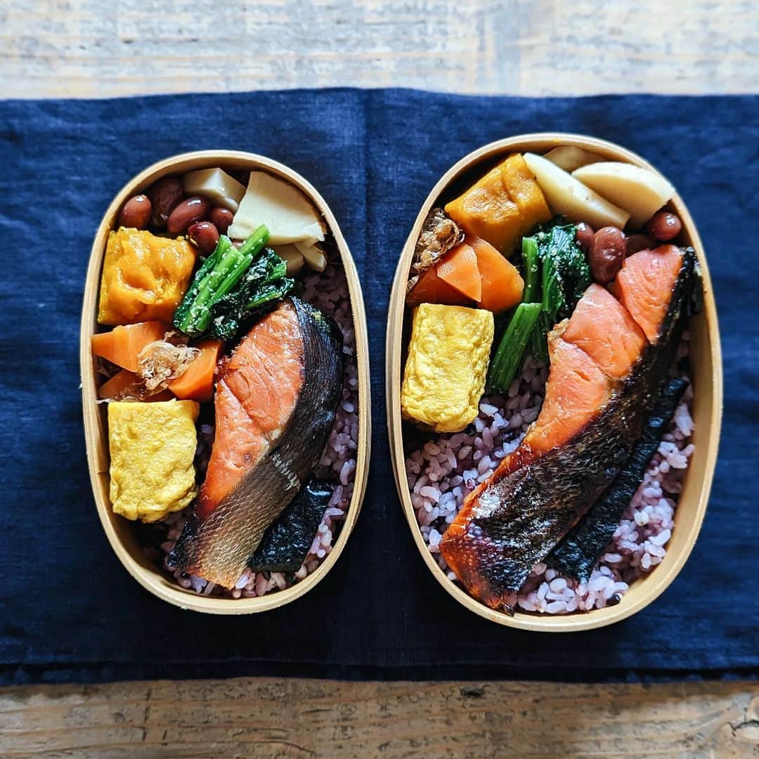 tamiのインスタグラム：「* #お弁当 *  鮭の西京焼き弁当🍱　  U-20Ｗ杯⚽の日本戦を今日と勘違いして いつもより少し早起きしまして🥱 時間があったのでゆっくりお弁当作れたのよ〜🤗  * がんばれ水曜日〜！ #tami弁  #弁当#bento#lunchbox #ランチ#昼食#のっけ弁#旦那弁当 #ごはん#食事#暮らし#お弁当記録」