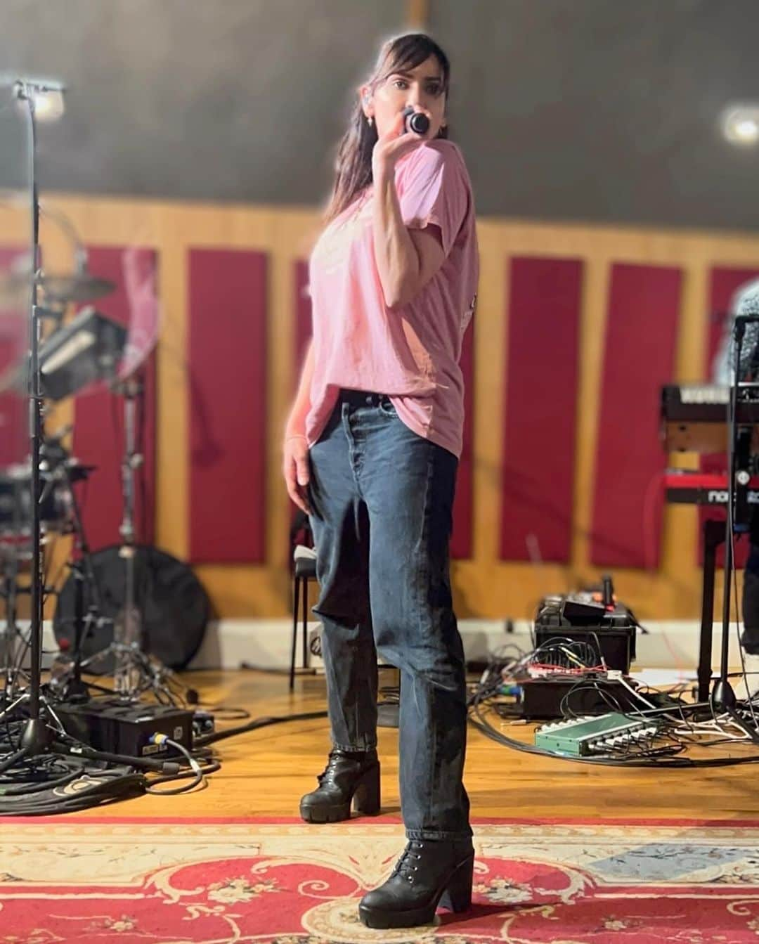 ナタリー・インブルーリアさんのインスタグラム写真 - (ナタリー・インブルーリアInstagram)「Front and centre.. Rehearsals @bushstudios  Link in bio for all festival tix  #festivalseason #2023  #strikeapose 🌸💗🎀」5月24日 9時00分 - natalie_imbruglia