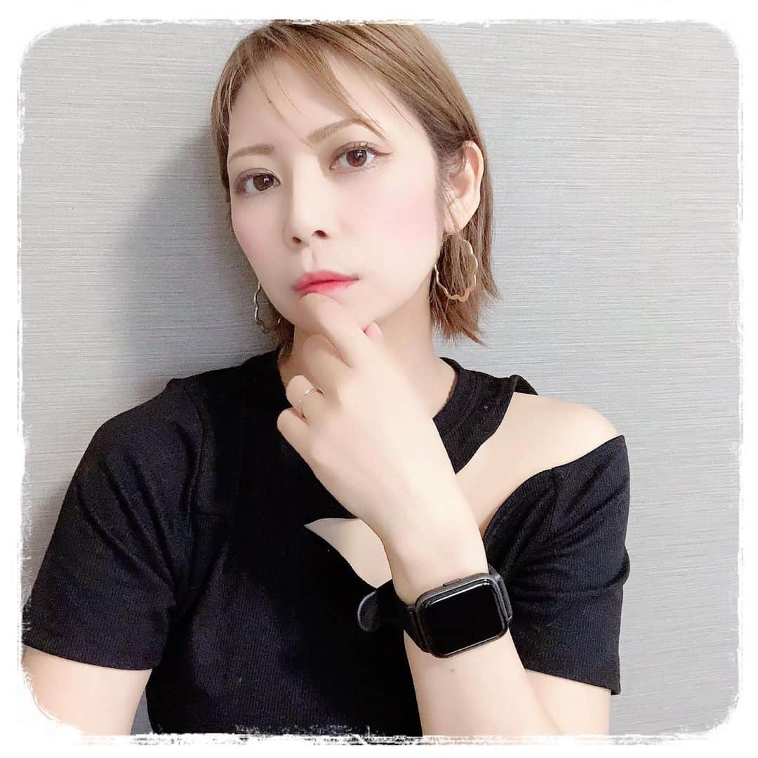 川野友美のインスタグラム：「愛用中のスマートウォッチをご紹介✨ ⁡ ⁡ ⌚️ @brynn_product さん😊 ⁡ ⁡ 家事したり、私は仕事中も水仕事するので気をつけててもバシャっとかかっちゃう時あるんだけど、防水機能がついてて全然平気！ めちゃくちゃ助かるー🥺 ⁡ ⁡ 私がよく使うのはLINEやメッセージの通知、音楽、タイマー👍 仕事中とかも子供から連絡来たら気づく✨ 移動中は必ず音楽聴いてる私、スマートウォッチで操作できるの便利❤️ 料理中に使うタイマーもささっとできて嬉しい機能😆 ⁡ ⁡ いろんな機能が付いてるのに5000円代で買えちゃうのも嬉しいですよねー👍 ⁡ ⁡ ⁡ 気になる方は、まだモニター募集されてますので、@brynn_product にDMしてみて下さい。 ⁡ ⁡ ⁡ #スマートウォッチ #腕時計  #運動好きな人と繋がりたい  #レディース #新生活応援 #新生活応援実績 #体調管理 #モニター募集 #PR #今日のコーデ #ootd #今日のコーディネート #39grammer #インスタグラマー  #公式サンキュグラマー #男の子ママ  #二児ママ  #2人育児  #兄弟  #model  #プチプラ #撮影依頼募集 #フリーモデル #撮影モデル #ママモデル #サロンモデル #shooting #japan #world」