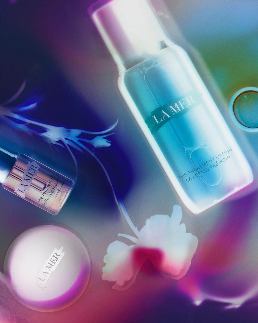 ドゥラメールのインスタグラム：「Blossom beautifully.   No matter where the season takes you, discover your mini travel regimen with La Mer.   Step 1: The Treatment Lotion. Gently press this “liquid energy” into skin for a burst of healing hydration. Step 2: The Renewal Oil. Aromatic and soothing, sweep several drops across face and neck for glowing skin.  Step 3: The Lip Balm. Supple and smooth, put a small amount onto fingertips and apply with light patting motions.  Shop now at the link in our bio. #LaMer #LaMerSkincare #LaMerTreatmentLotion #LaMerRenewalOil #LaMerLipBalm」