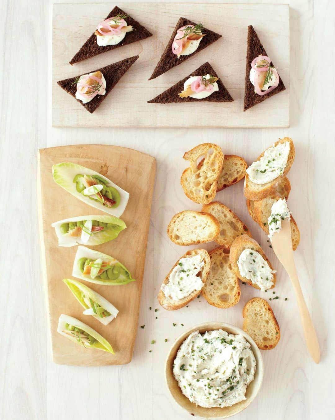 マーサ・スチュワートさんのインスタグラム写真 - (マーサ・スチュワートInstagram)「Try one or all of this trio of elegant and easy canapés starring smoked trout: with avocado mousse on endive; combined with crème fraîche and pickled onions; or blended with cream cheese and shallots for a simple pâté. Head to the link in our bio to see more of our top appetizer recipes that are perfect for spring get-togethers. 📷: @burcu_avsar」5月24日 9時05分 - marthastewart