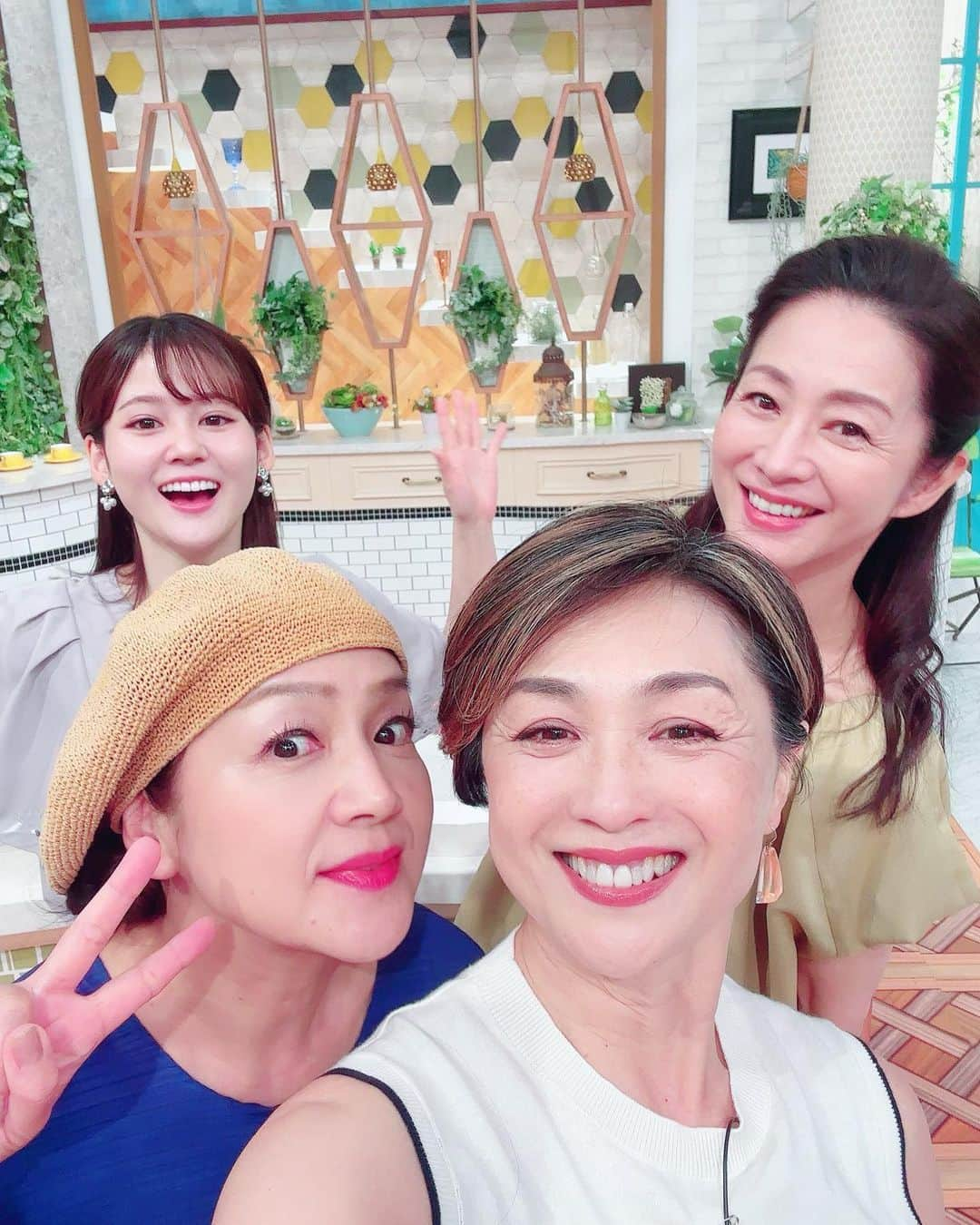 香坂みゆきさんのインスタグラム写真 - (香坂みゆきInstagram)「なないろ日和❣️ 由美ちゃんはデビュー同期 いつも楽しい💕 皇居周りをお散歩🚶‍♀️  #なないろ日和  #テレビ東京  #bsテレ東  #皇居  #お散歩  #❤️ #荒木由美子  @norikoyamauchi23  @nakahara_minami」5月24日 9時09分 - miyuky__way