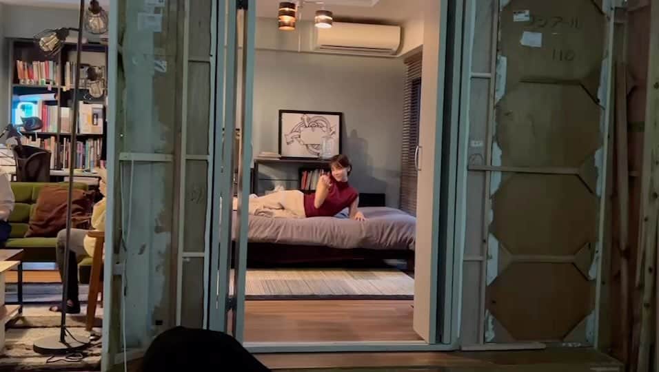 倉科カナのインスタグラム：「誘惑中〜〜  「隣の男はよく食べる」観てね😘  #隣の男はよく食べる」