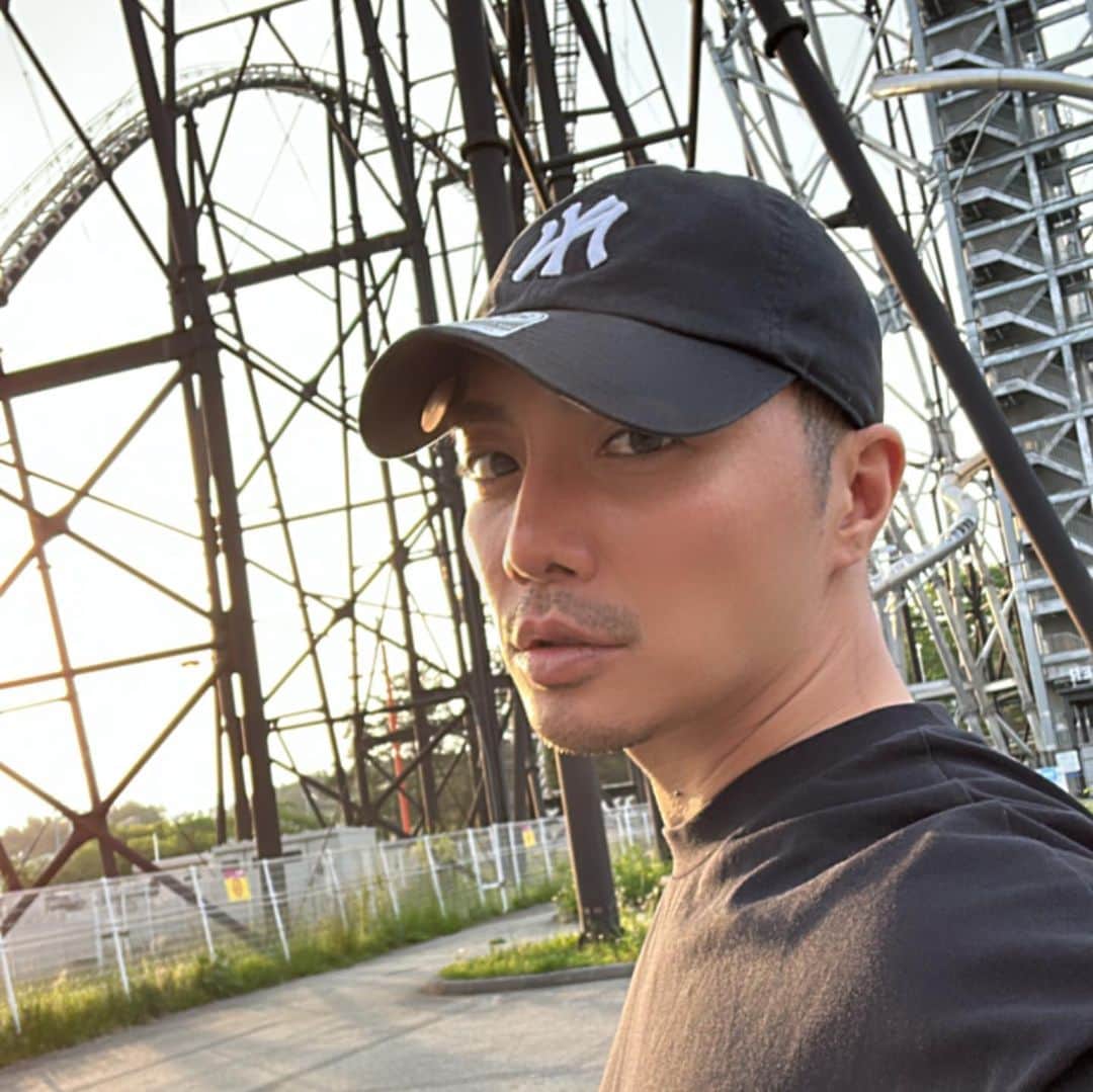 のインスタグラム：「友達と富士急に行ってきました！ 降水確率80%だったのに奇跡的に1度も降られずに、最後に綺麗な富士山も見れました:) 帰りに温泉とサウナ、いい感じに整って帰ってきました。  #富士急ハイランド  #大人遊園地」