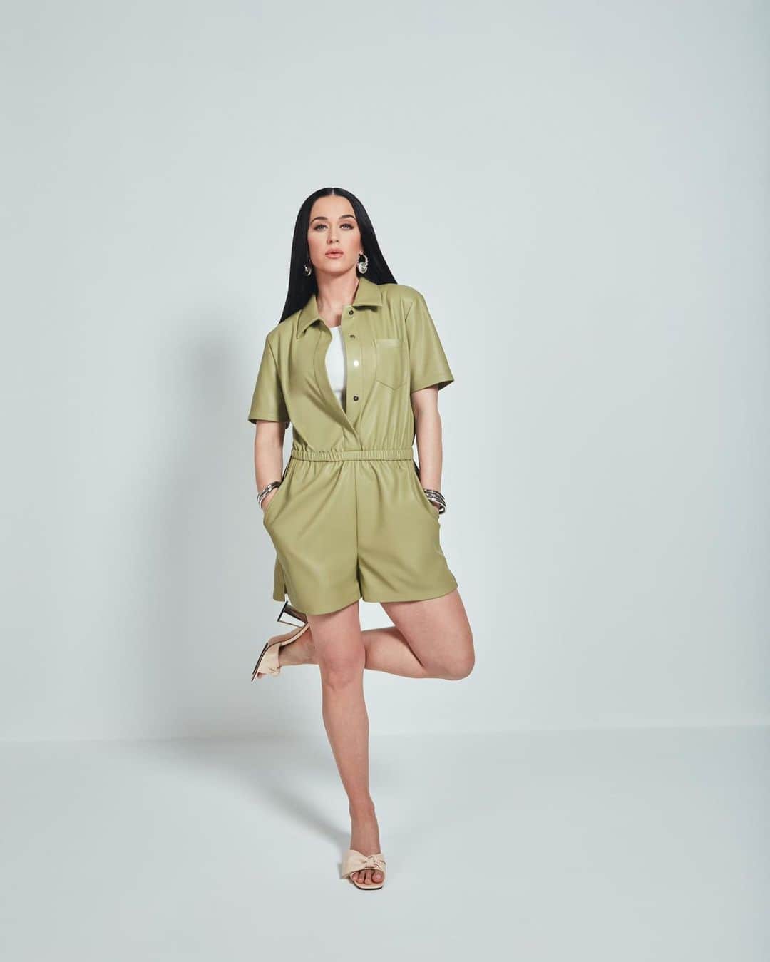 ケイティ・ペリーのインスタグラム：「Jump(suit) into summer ☀️   Shoes: The Timmer Bow @katyperrycollections Jumpsuit: The Hanna @aboutyou  #shoesdaytuesday」