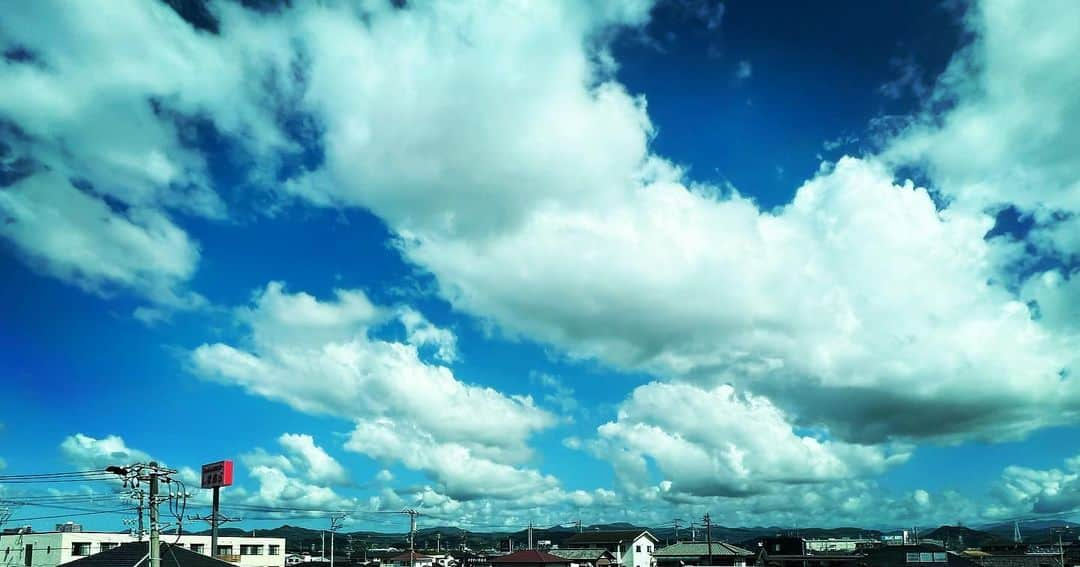 有森裕子のインスタグラム：「雨あがり 朝から　気持ちいい 一日のスタート 快晴では無く 雨あがりの残雲が また 気持ち良さを 増してくれる  さぁ、 今日も全てをチカラ💪に！」